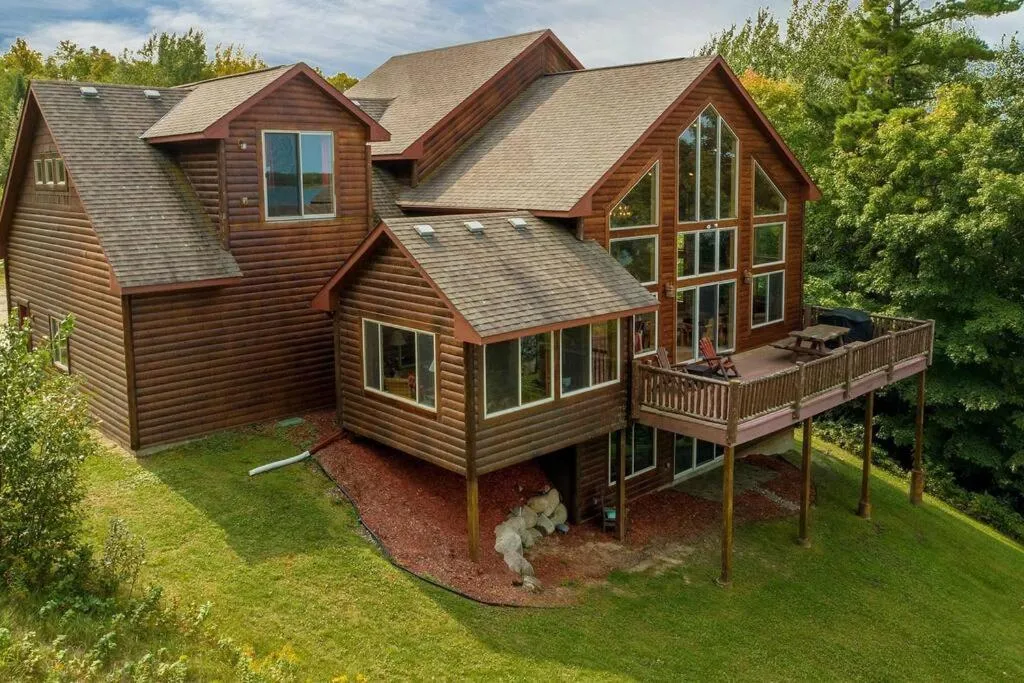 Property building in Spacious Leech Lake Home on 2 Private Acres, 200' of lake shore 15 Minutes to Walker with boat lift, dock, swimming, fire pit