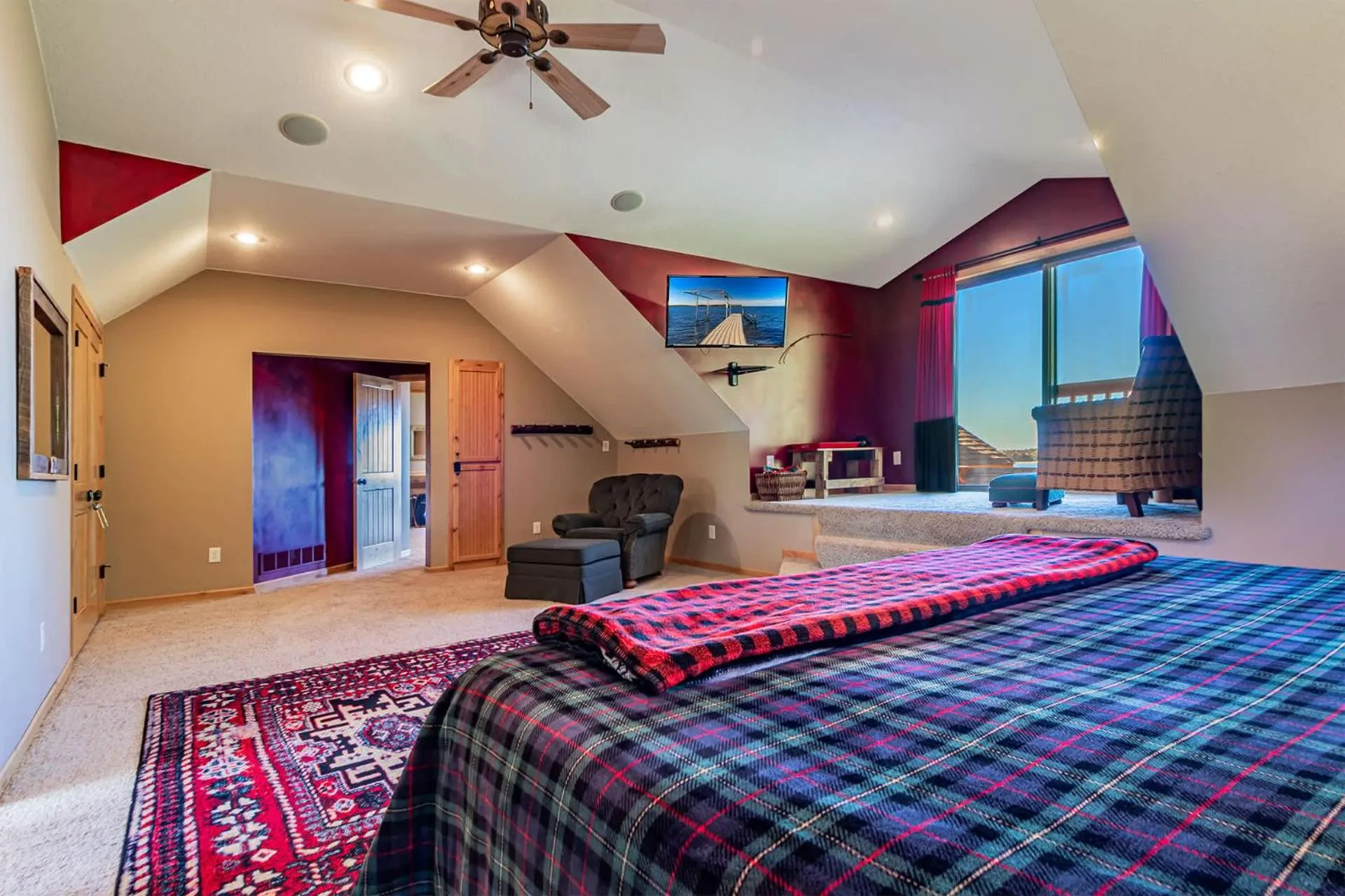 Bed in Spacious Leech Lake Home on 2 Private Acres, 200' of lake shore 15 Minutes to Walker with boat lift, dock, swimming, fire pit