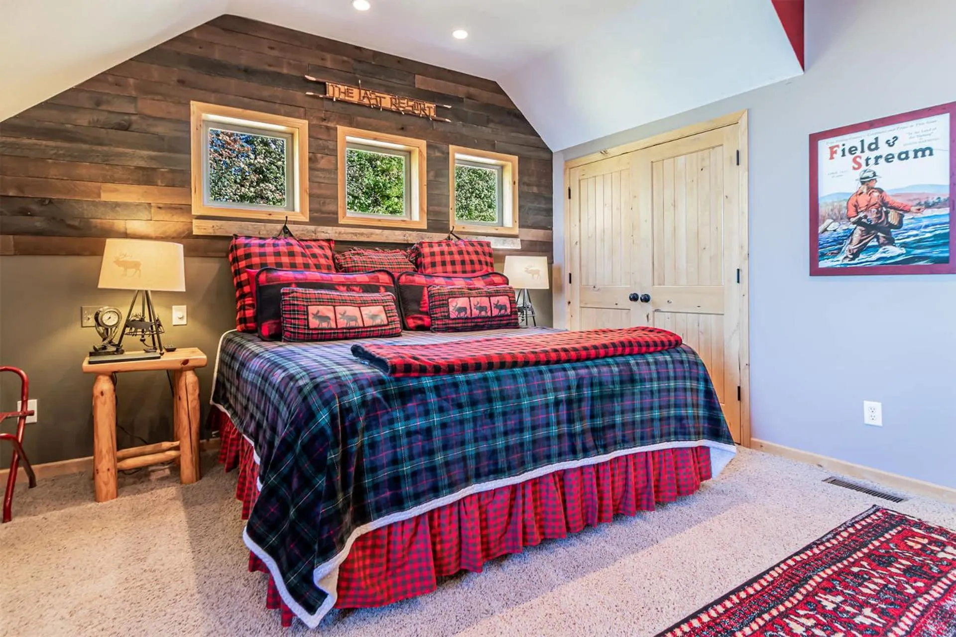 Bed in Spacious Leech Lake Home on 2 Private Acres, 200' of lake shore 15 Minutes to Walker with boat lift, dock, swimming, fire pit