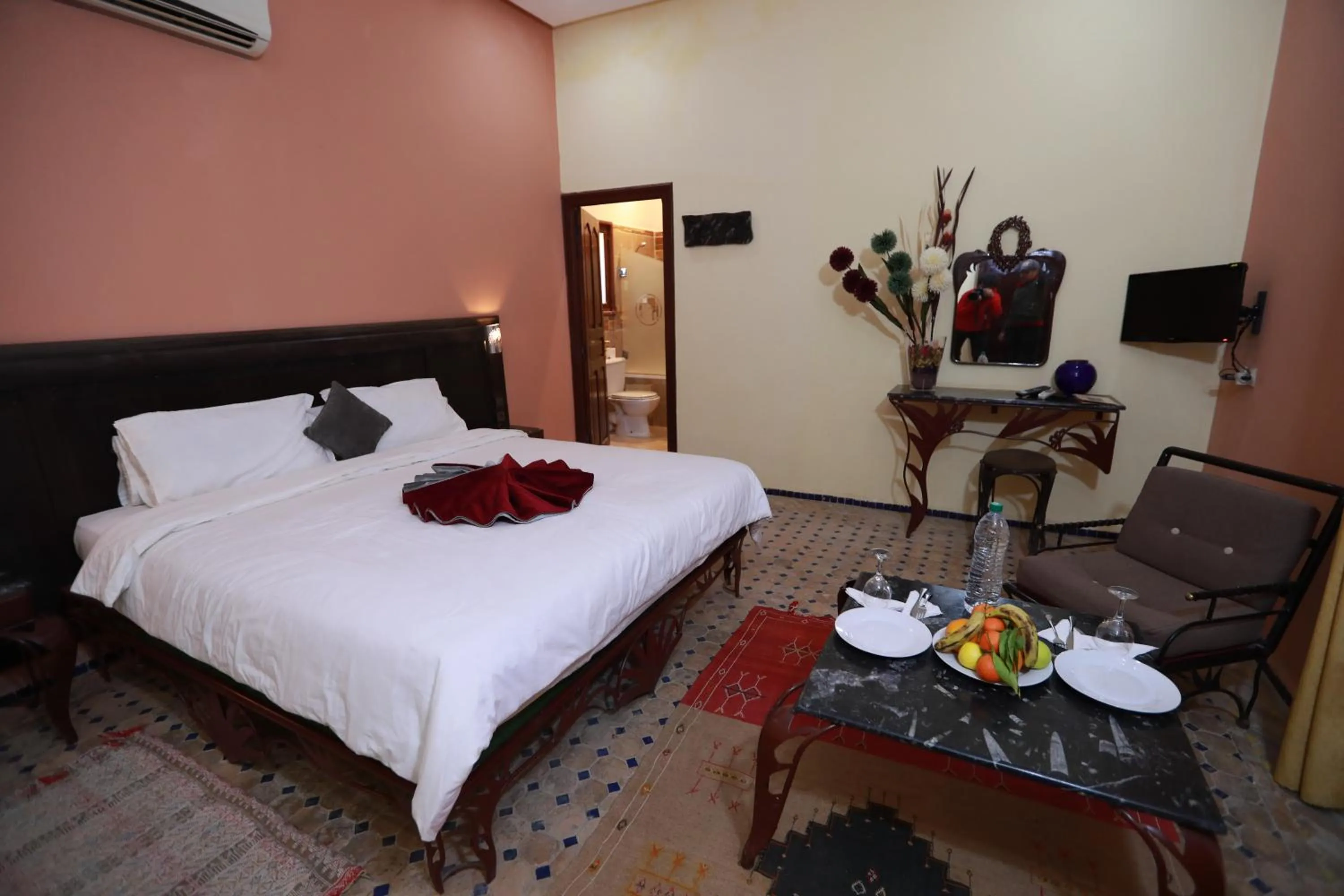 Photo of the whole room, Bed in Kasbah Tizimi