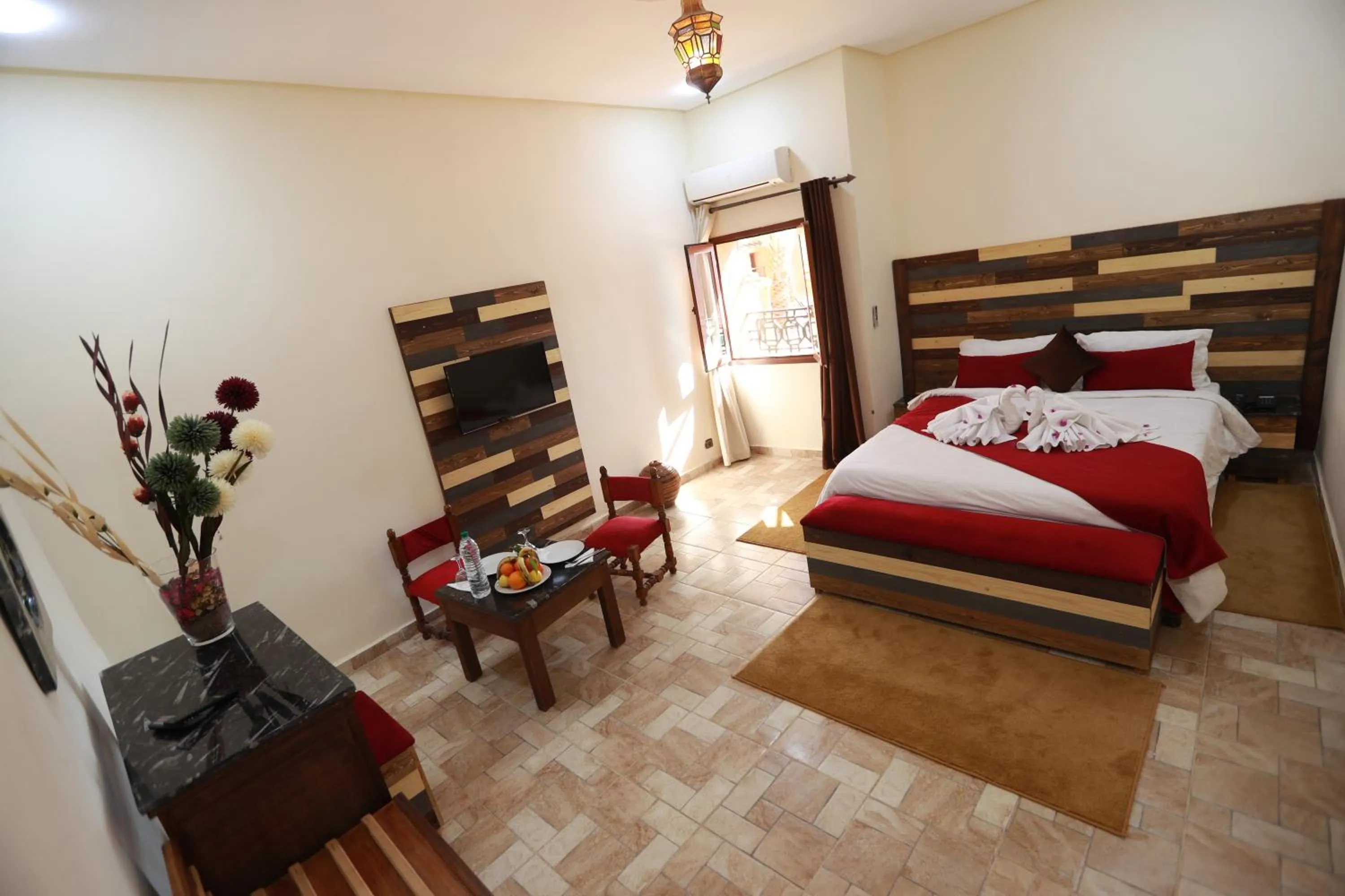 Photo of the whole room, Bed in Kasbah Tizimi