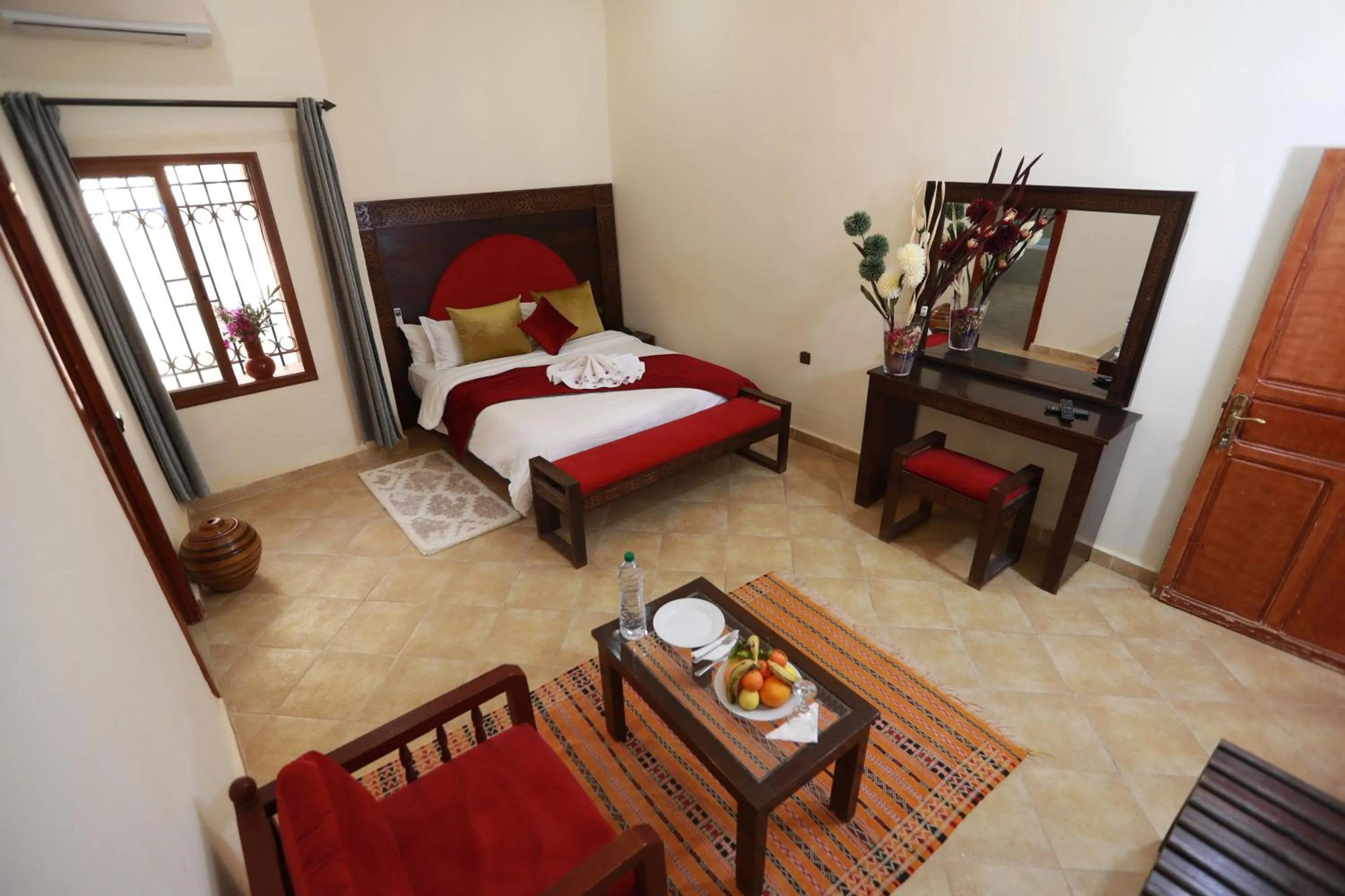 Photo of the whole room, Bed in Kasbah Tizimi