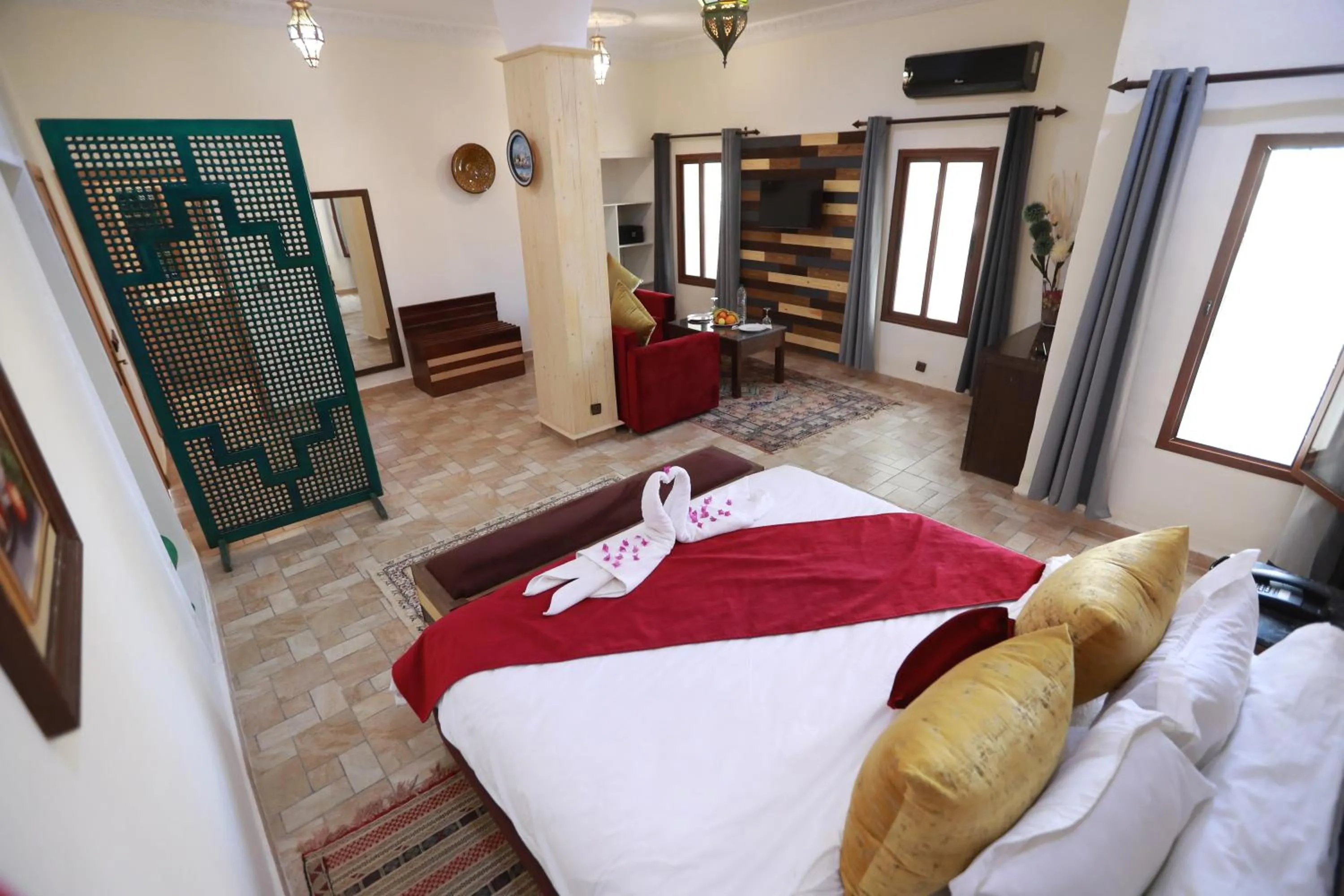 Photo of the whole room, Bed in Kasbah Tizimi