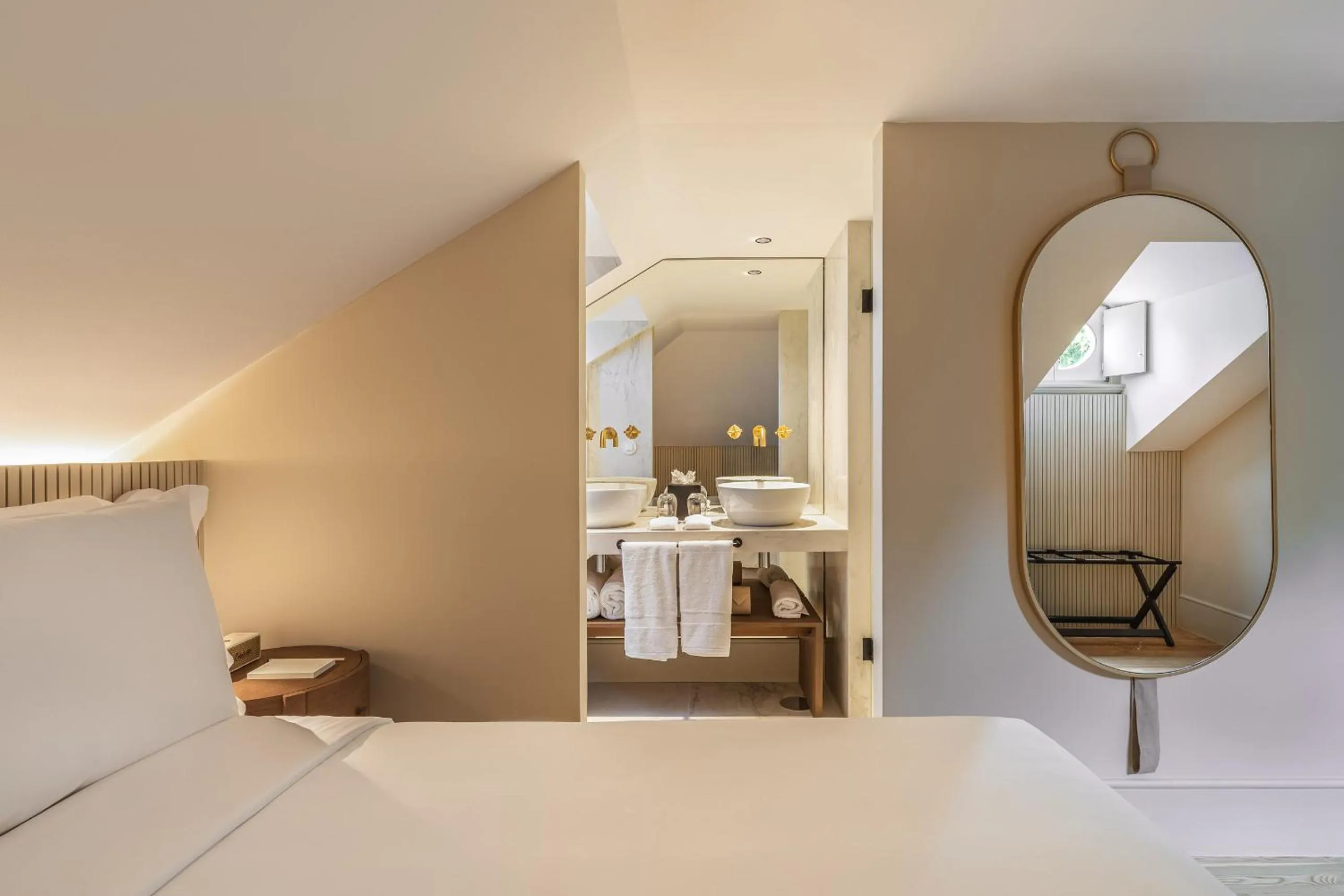 Photo of the whole room in Artsy Cascais