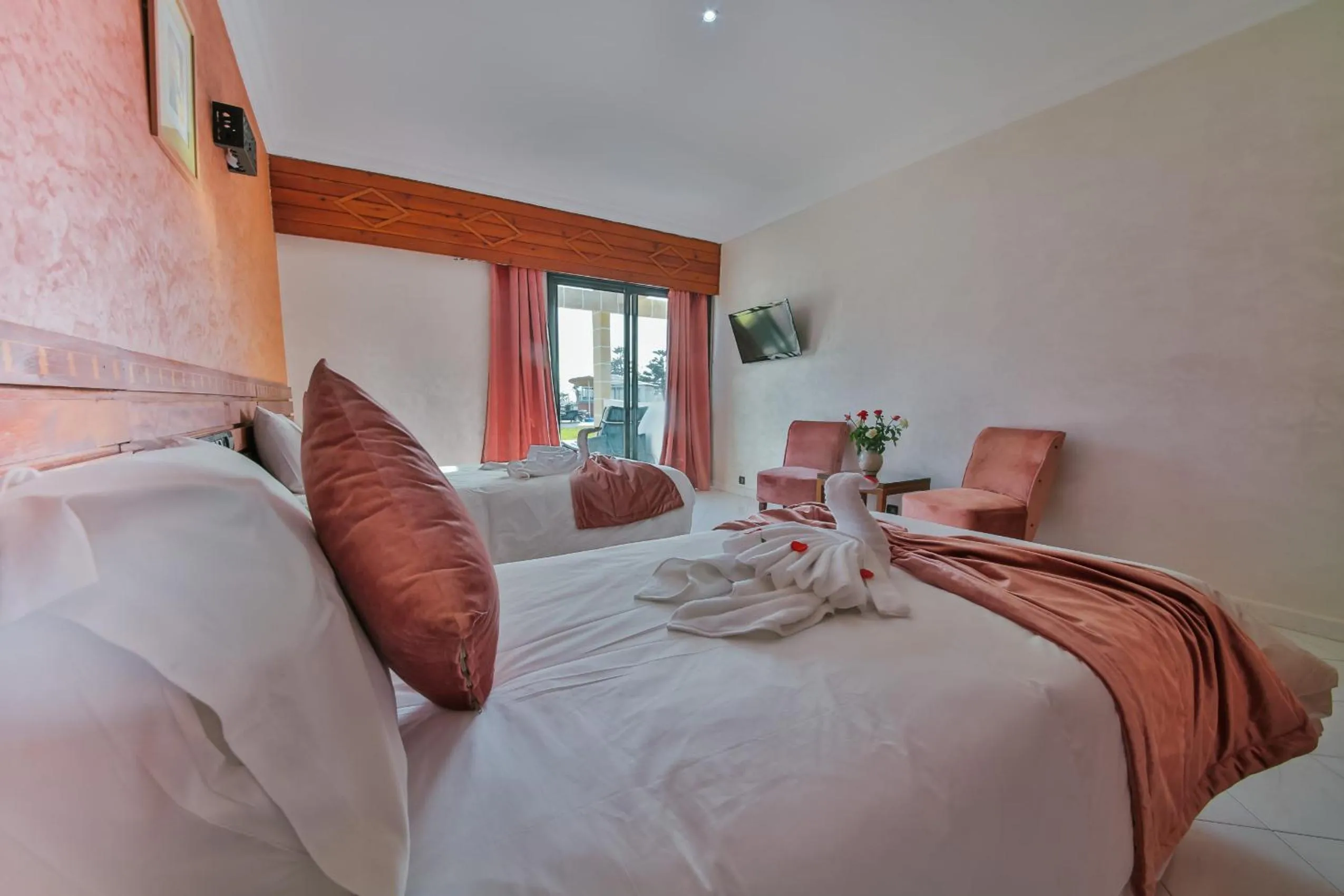 Photo of the whole room, Bed in Hôtel Des Iles