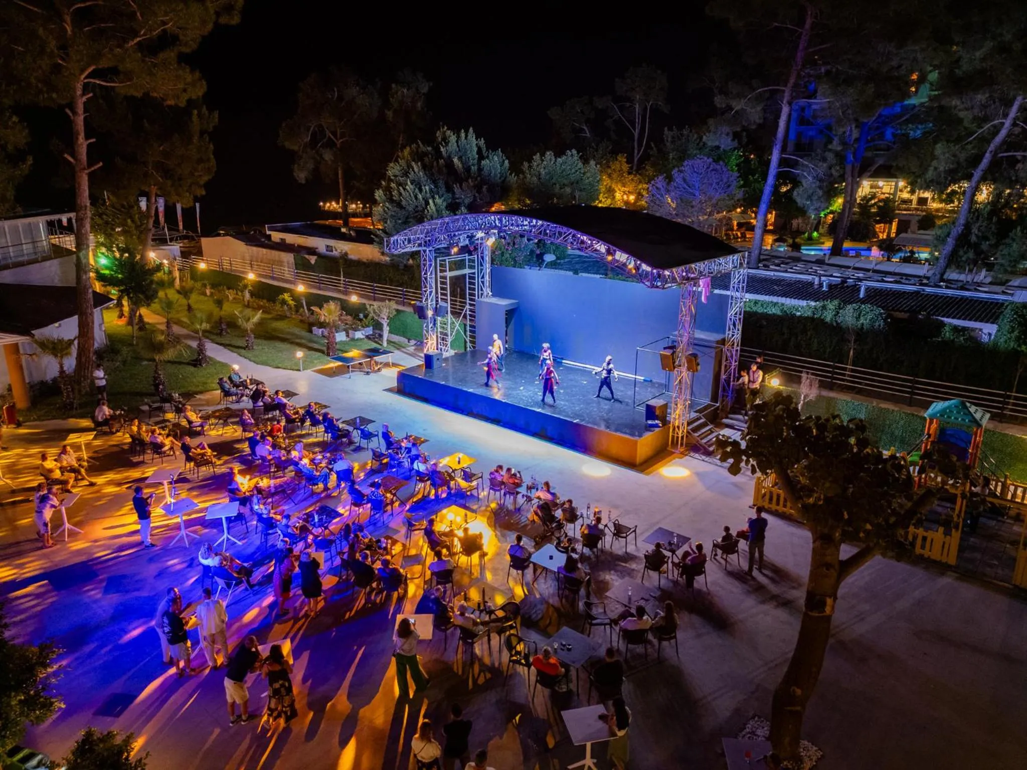 Evening entertainment in FORE RESORT & SPA