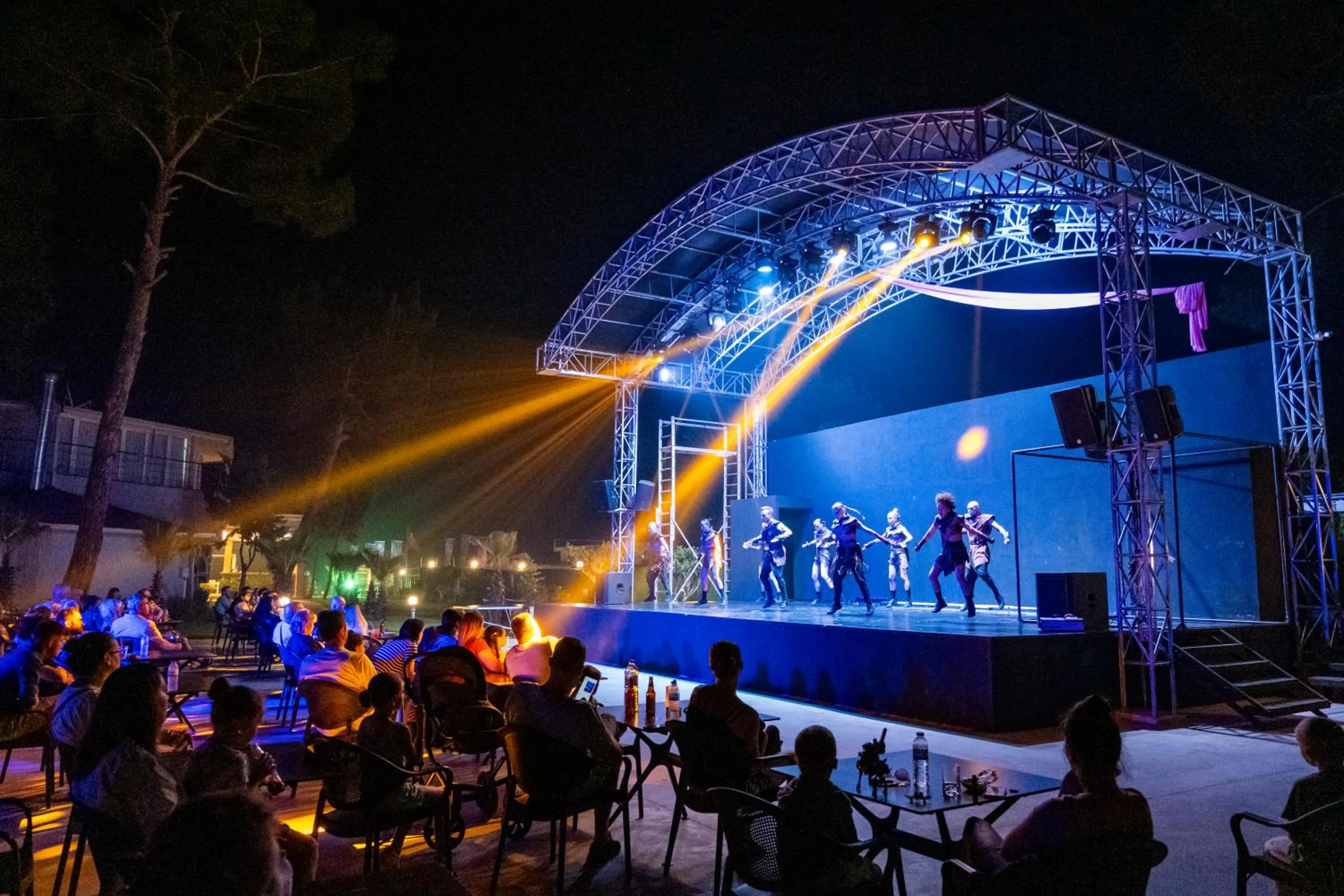 Evening entertainment in FORE RESORT & SPA