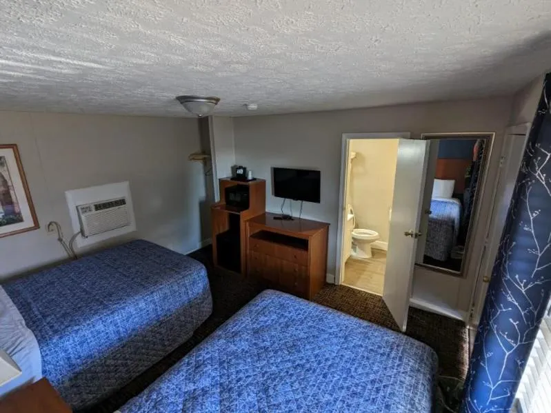 Bed in Bea's Parkway Inn