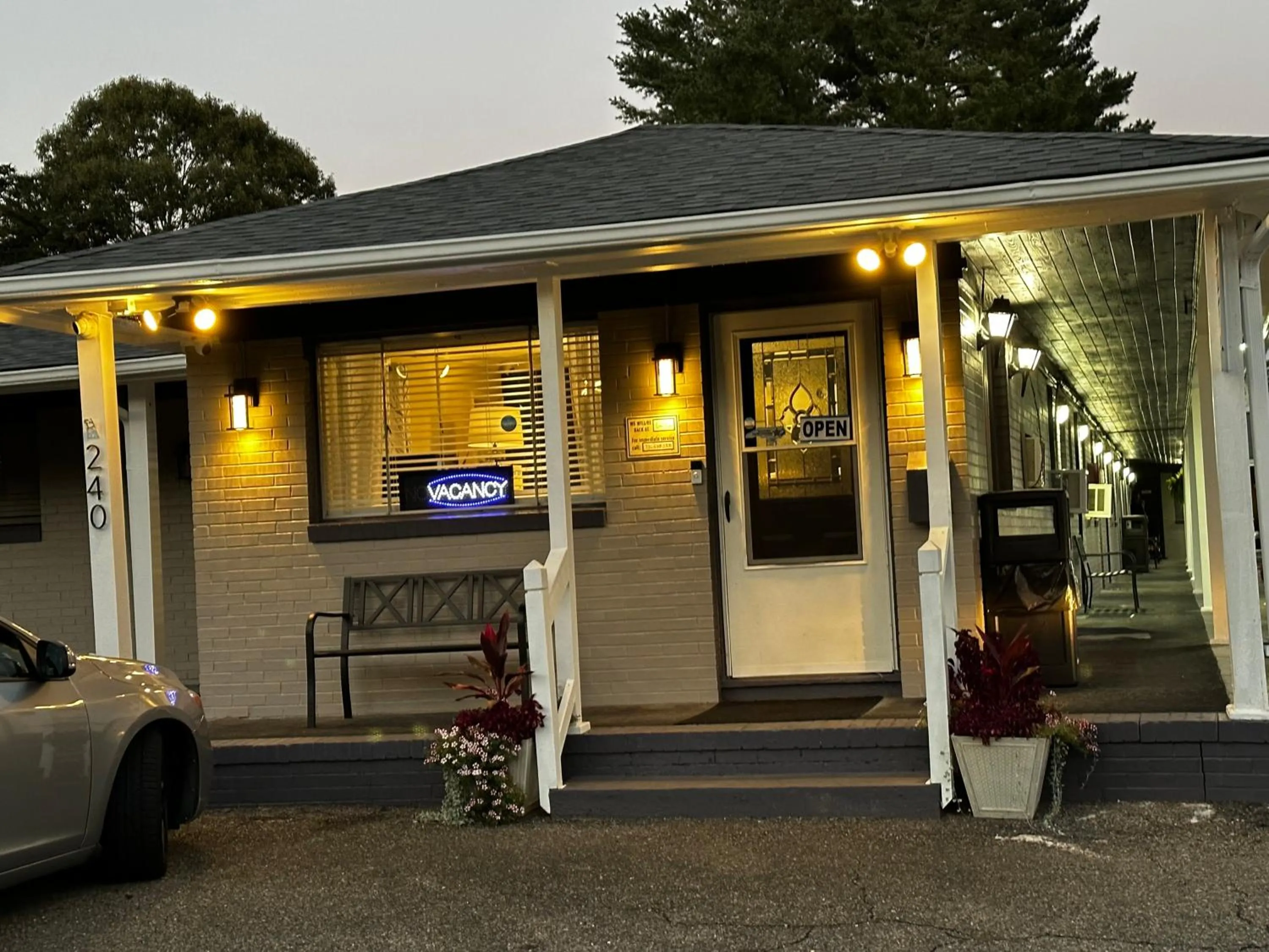 Property building in Bea's Parkway Inn