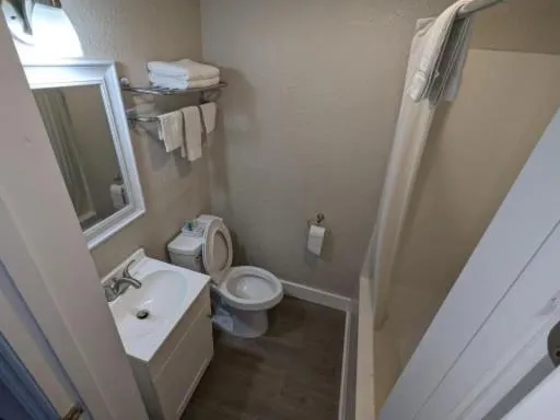 Bathroom in Bea's Parkway Inn