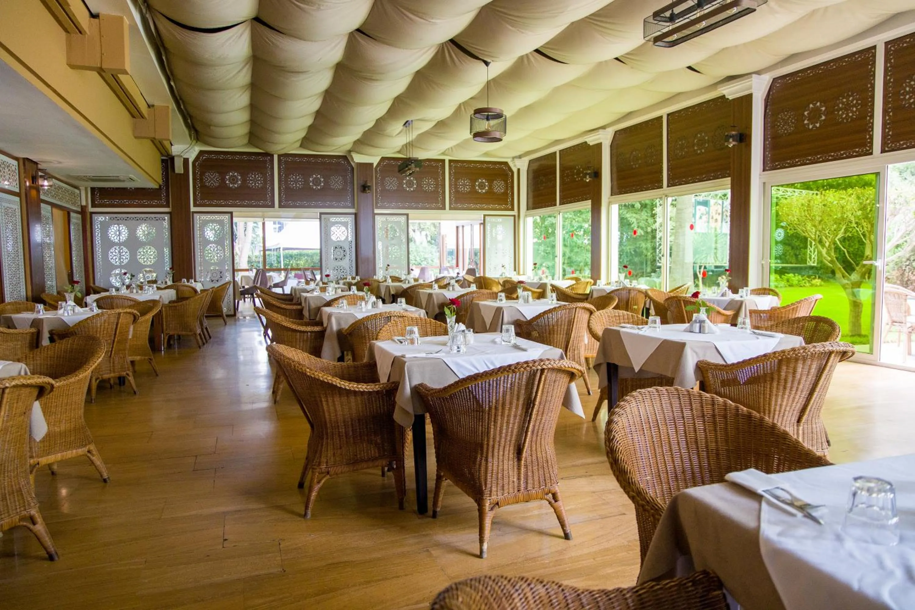 Restaurant/places to eat in El Oumnia Puerto & Spa