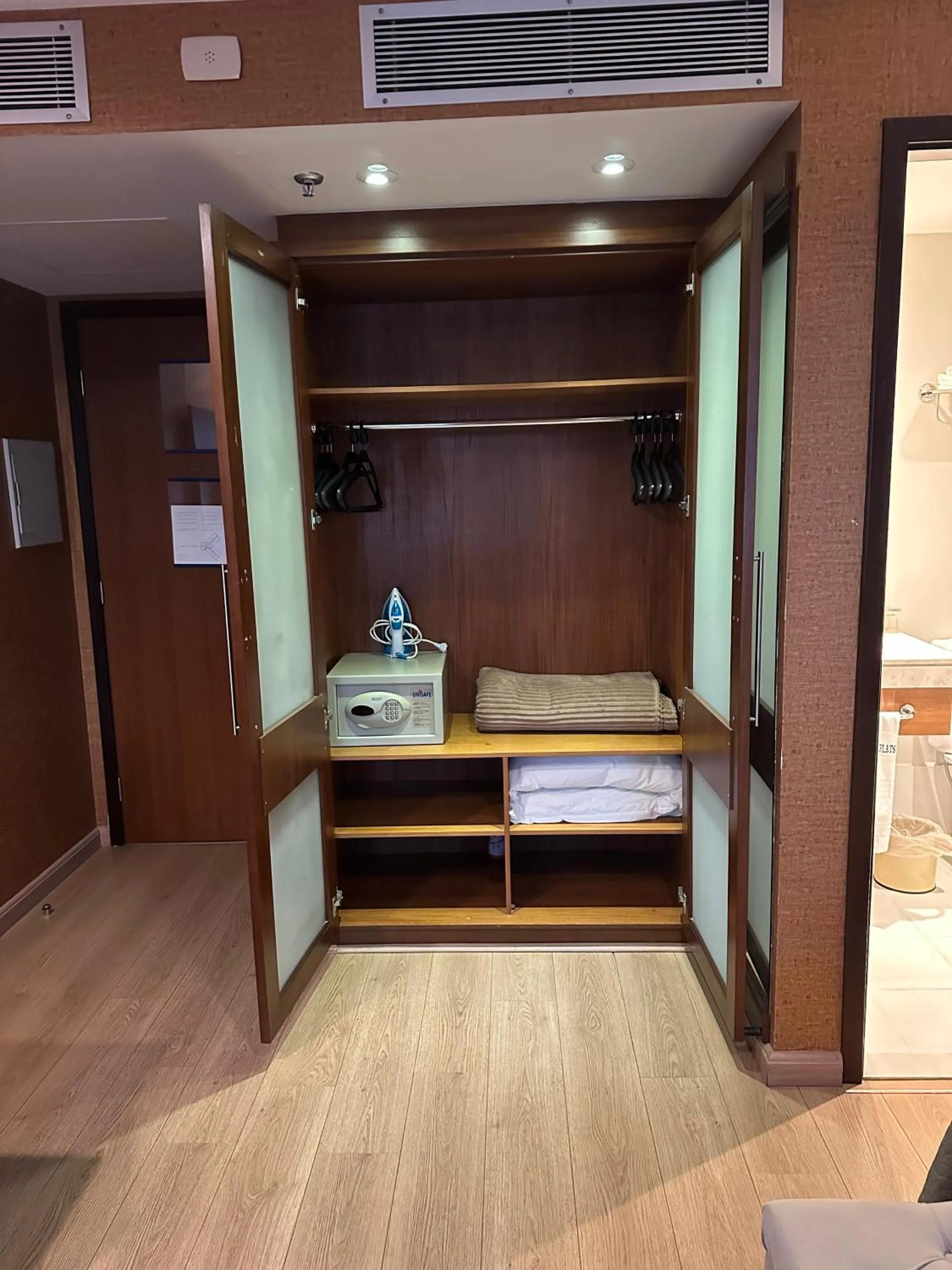 Bedroom, Bed in Flat 246 - Avenida Ibirapuera, Moema/SP