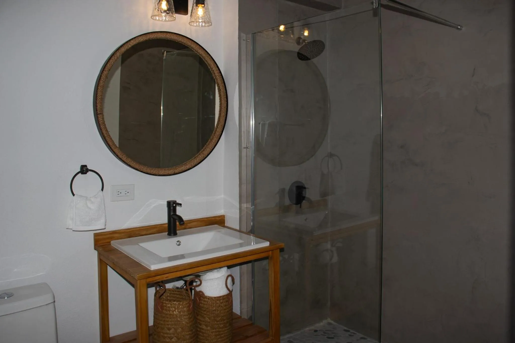 Shower in The Serene House Bed & Breakfast