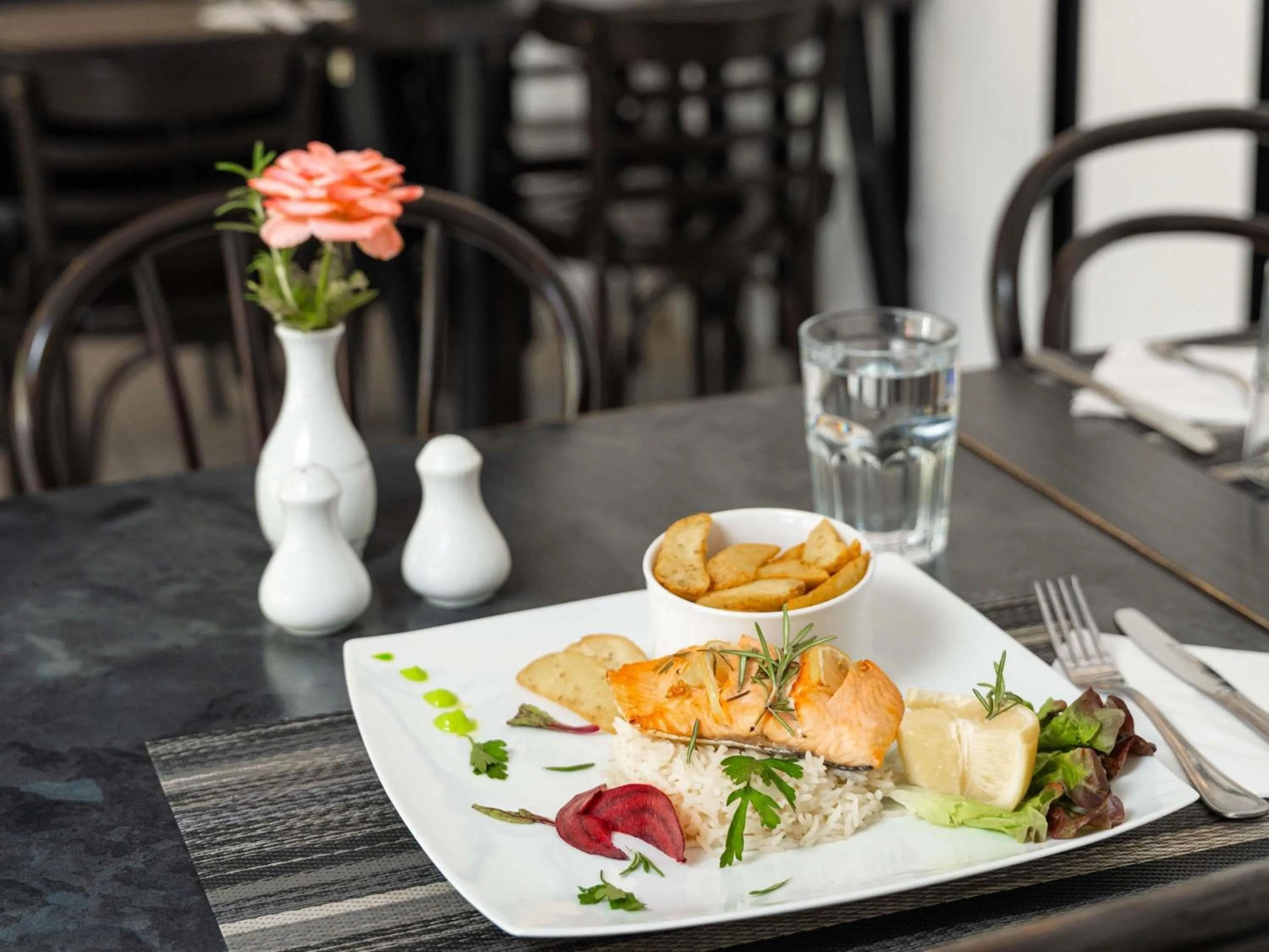 Restaurant/places to eat in Ibis Meknès