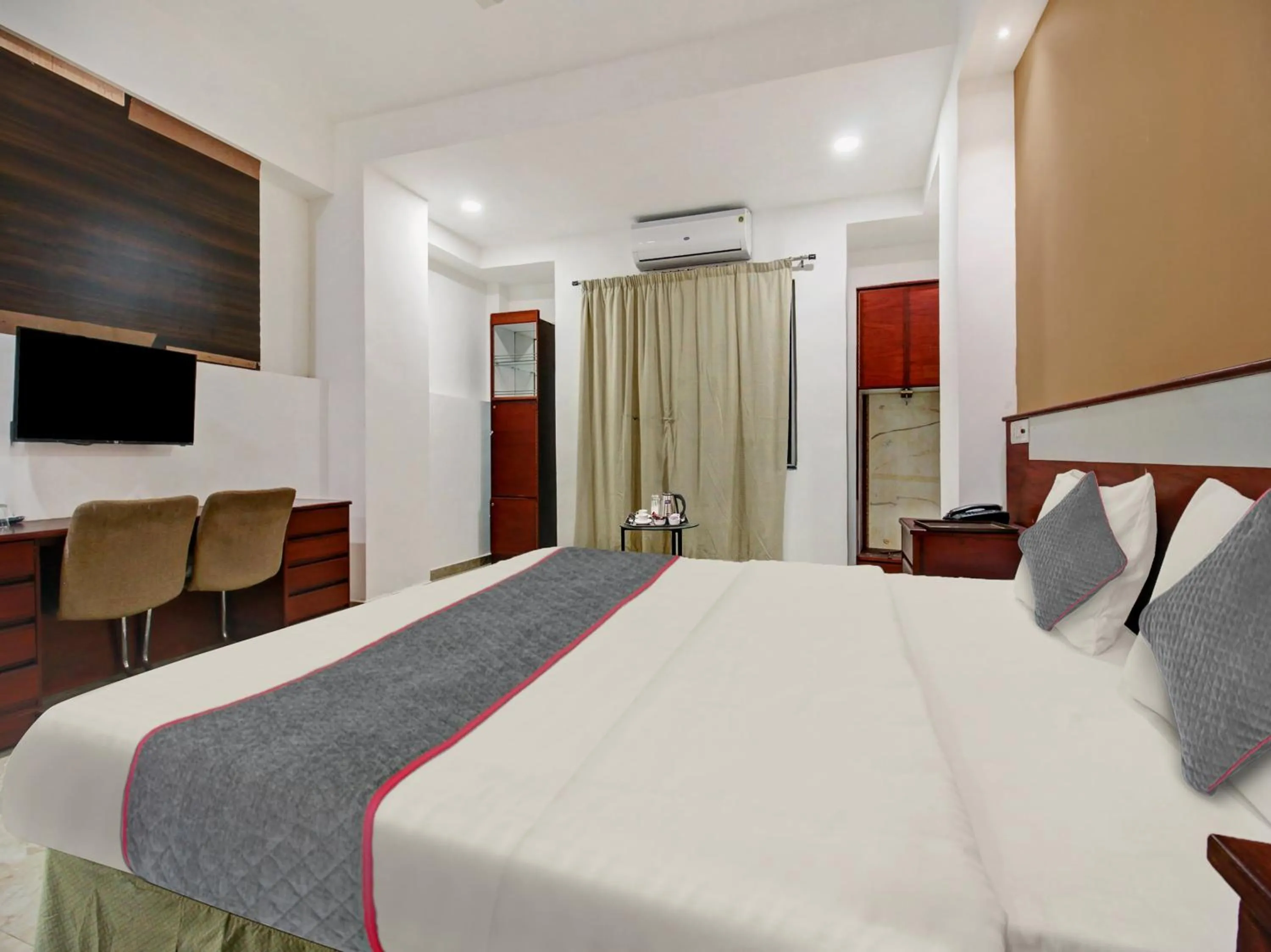 Bedroom, Bed in Palette - Hotel Saket Greens
