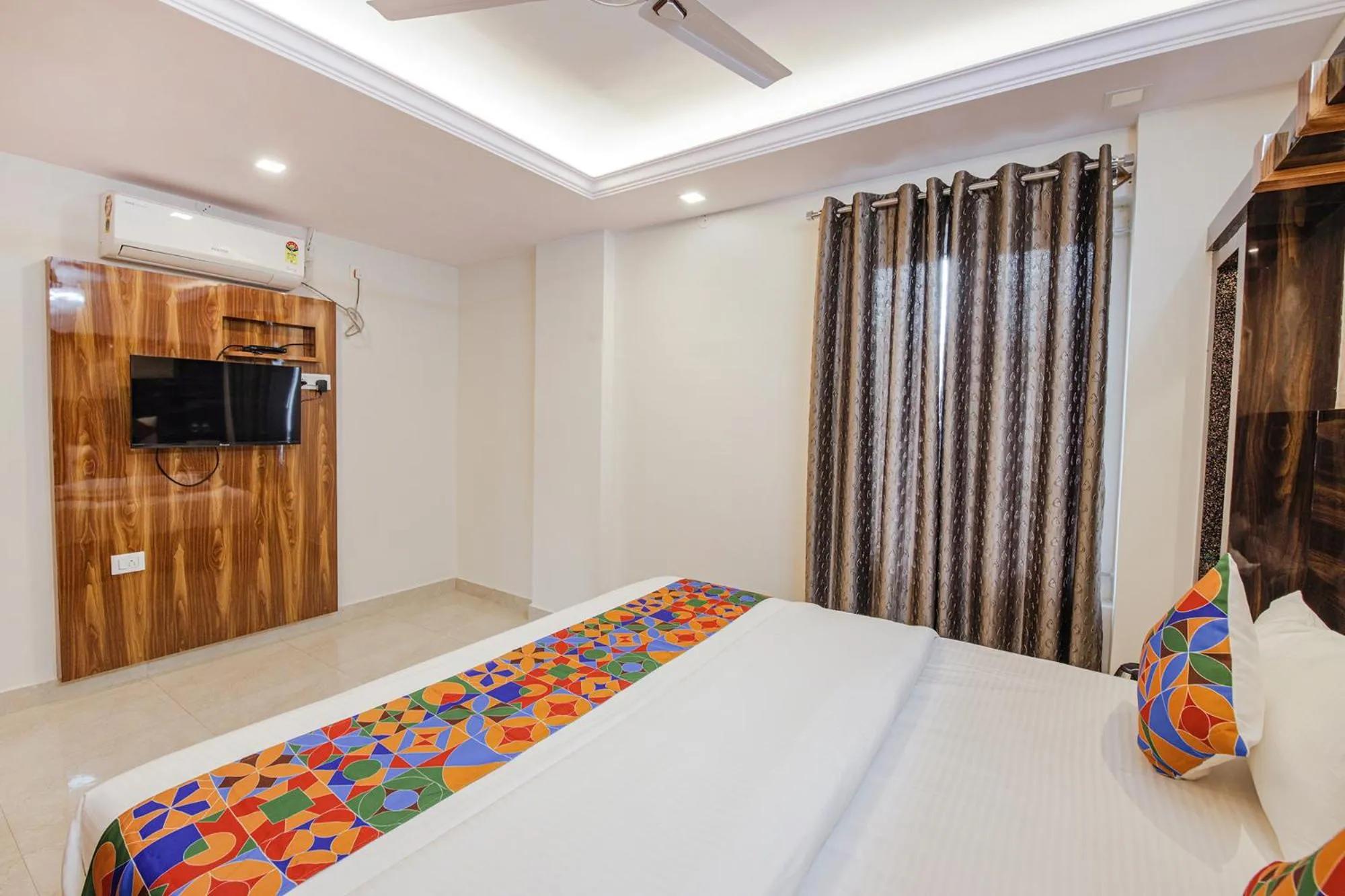 Bed in Hotel SG5 Inn Suites