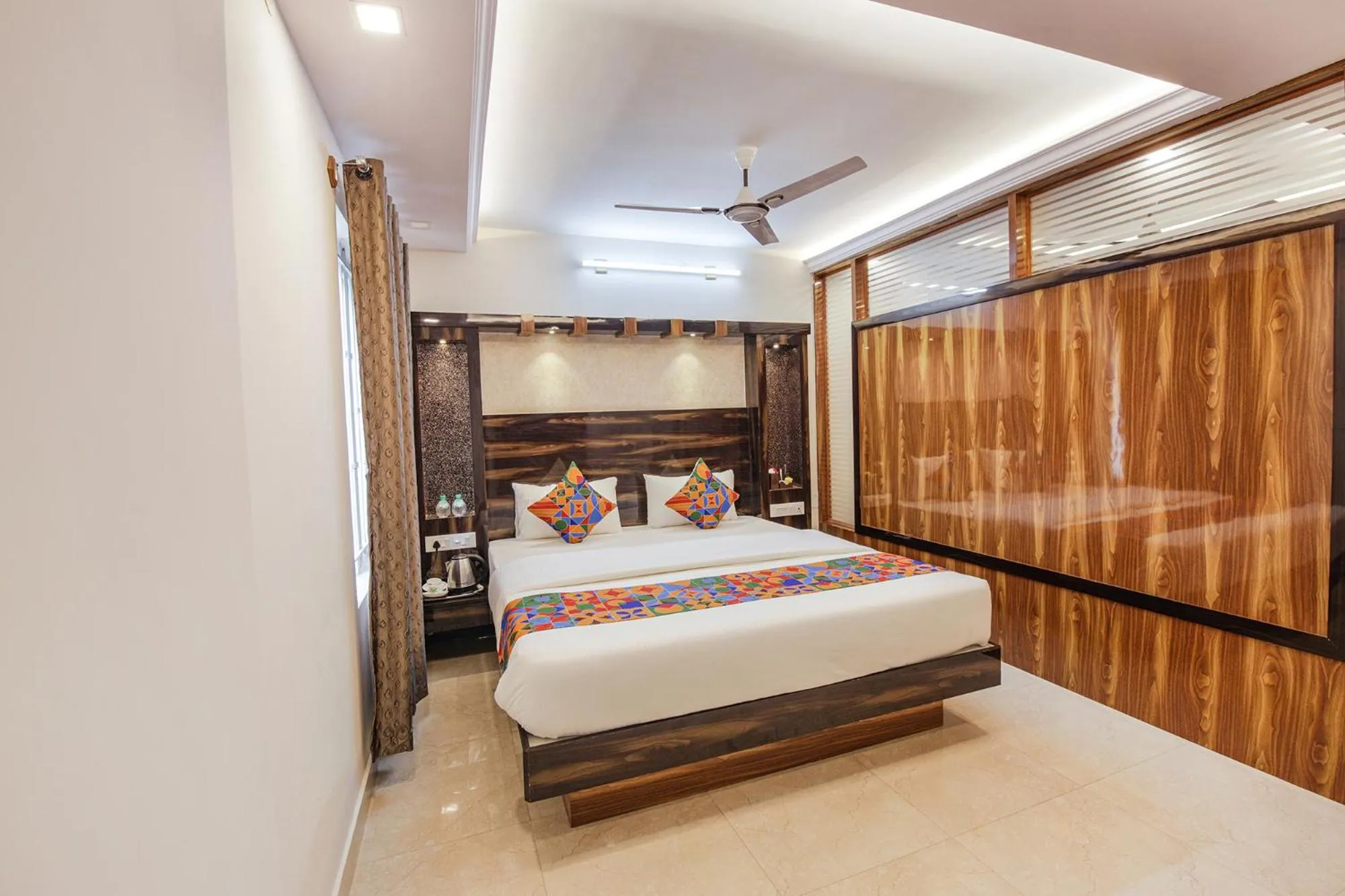 Bed in Hotel SG5 Inn Suites