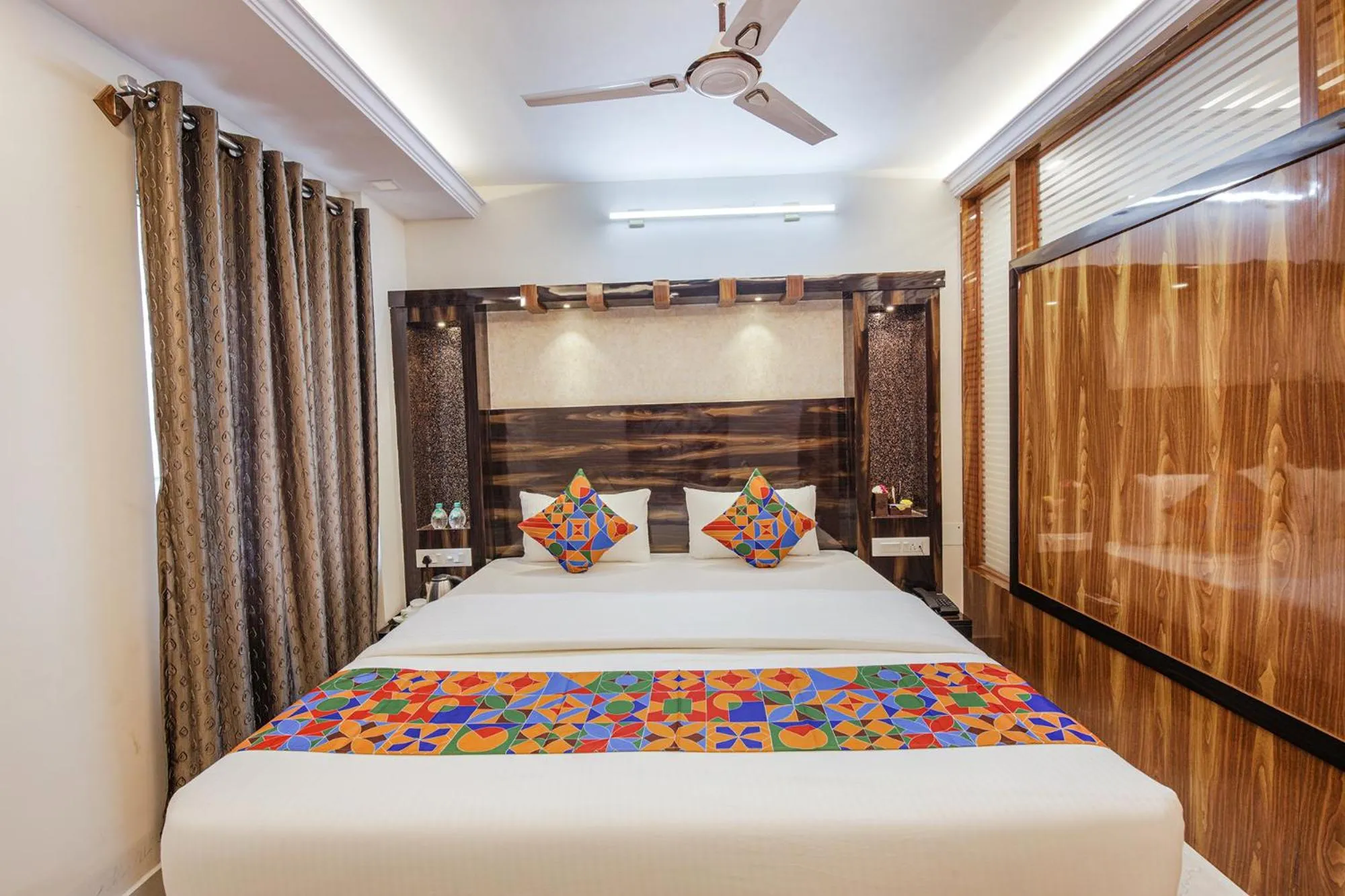 Bed in Hotel SG5 Inn Suites