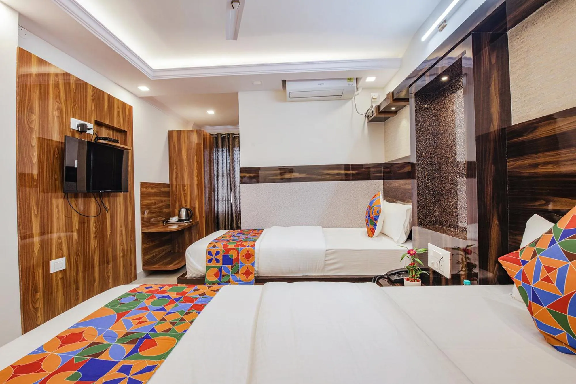 Bed in Hotel SG5 Inn Suites