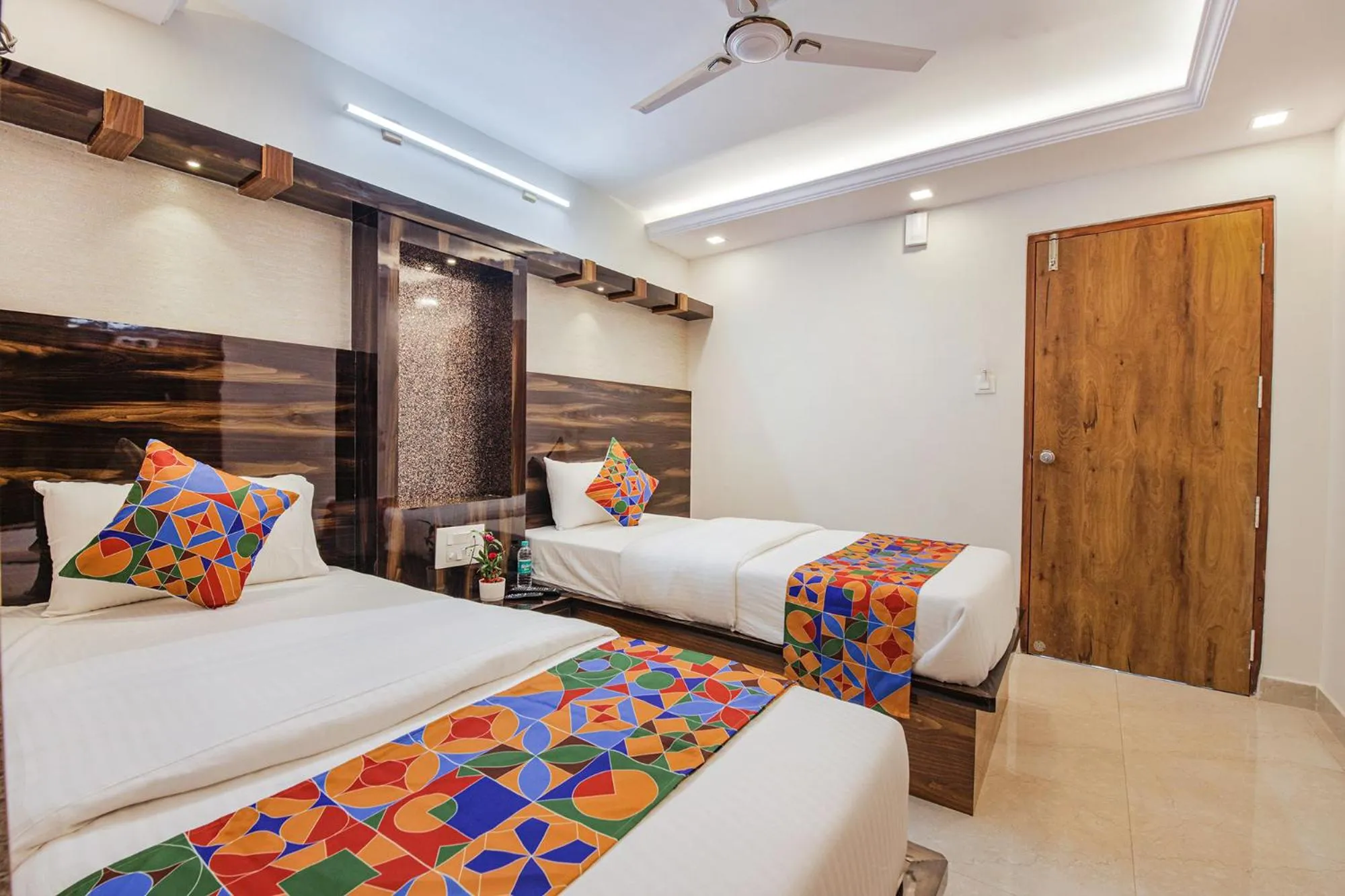 Bed in Hotel SG5 Inn Suites