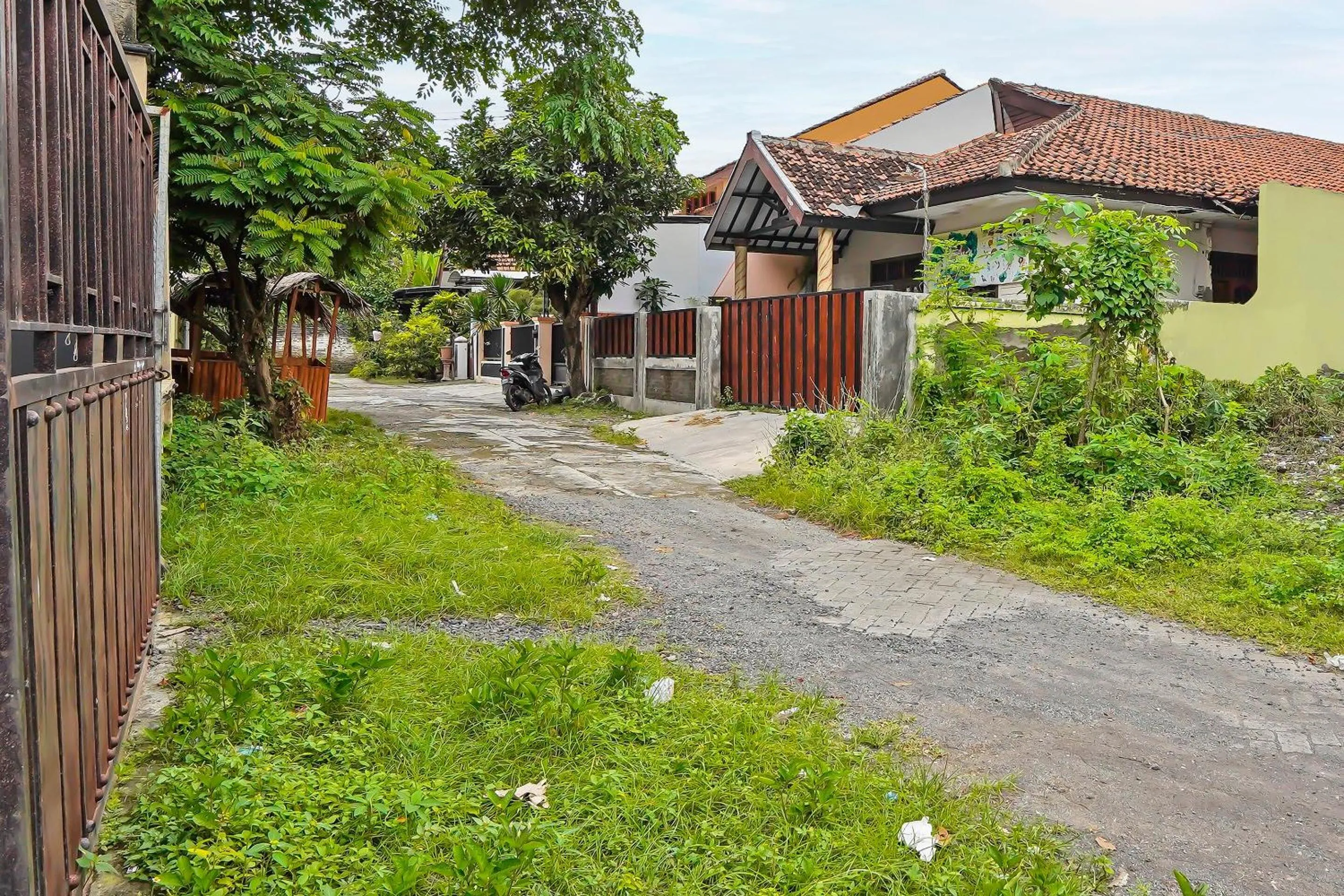 Facade/entrance in SPOT ON 92475 Rc Homestay Syariah