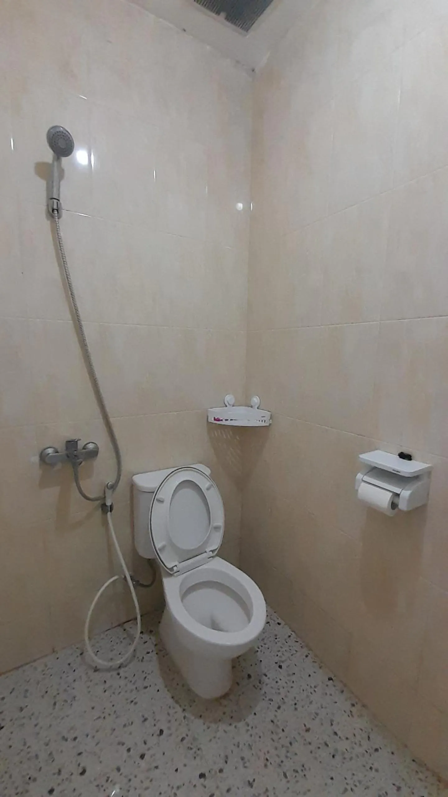 Bathroom in SPOT ON 92481 Modena Homestay Syariah Near SD Negeri