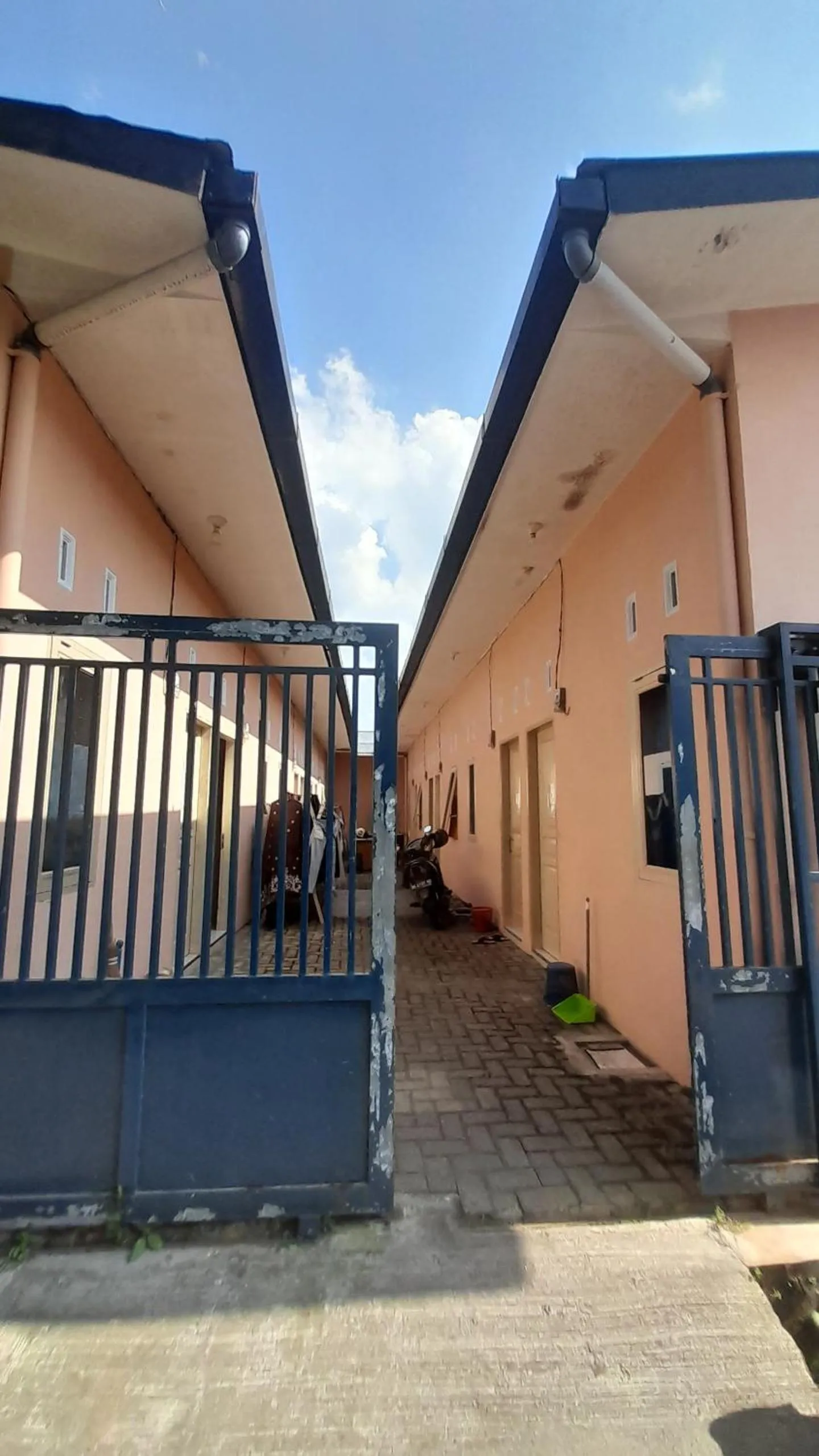 Facade/entrance in SPOT ON 92481 Modena Homestay Syariah Near SD Negeri