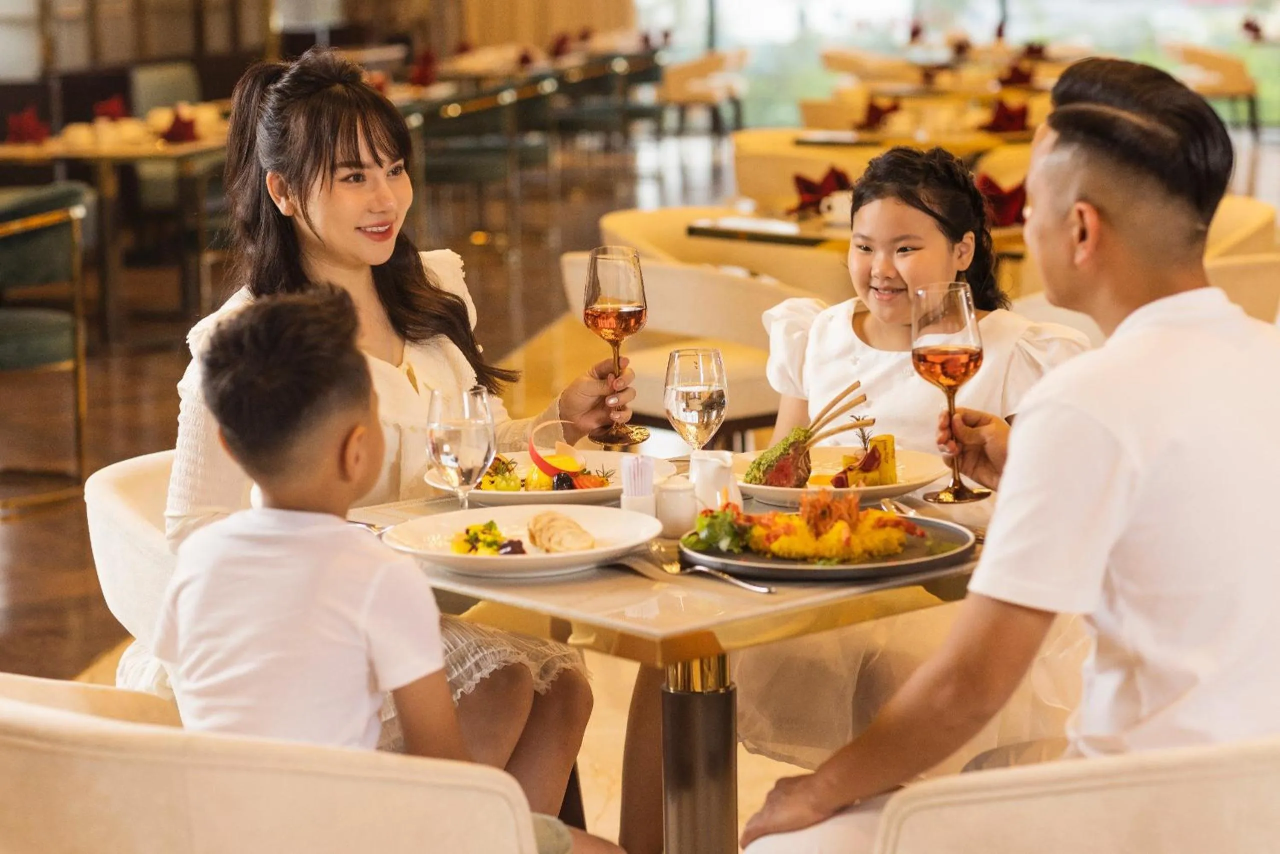 Restaurant/places to eat in Sea Stars Hotel Ha Long