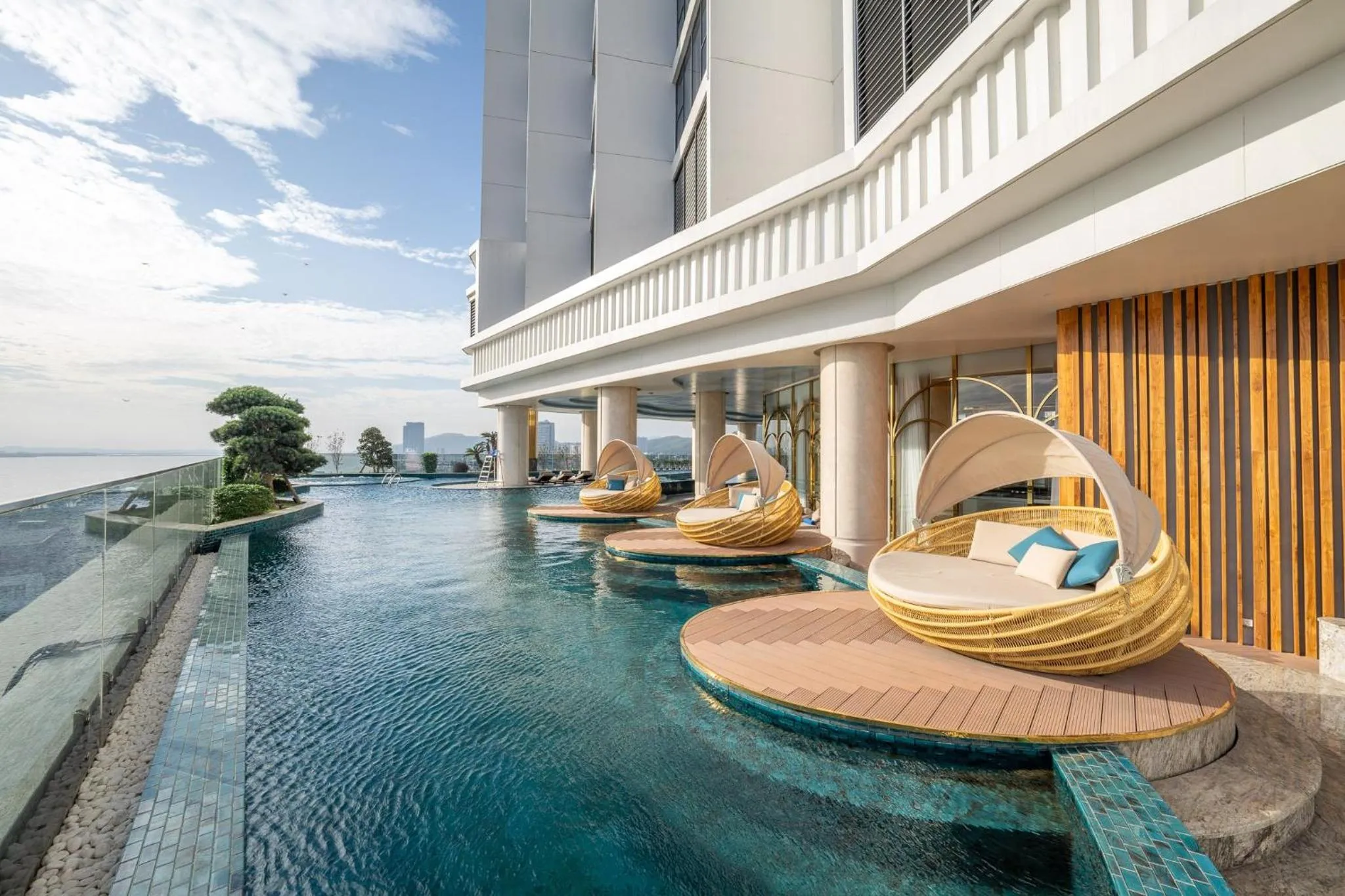 Swimming pool in Sea Stars Hotel Ha Long
