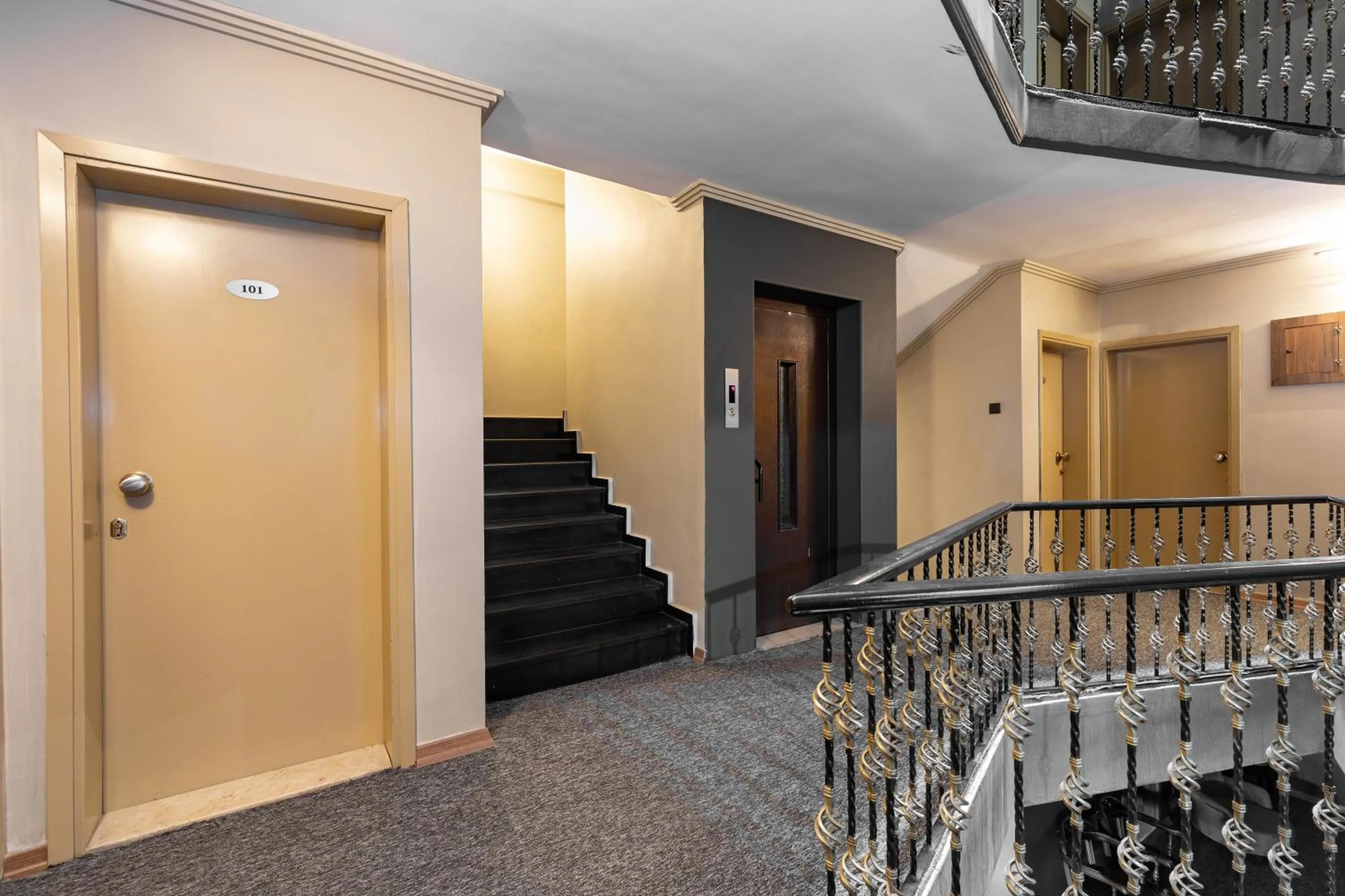 elevator in BURSA GRAND LOYAL CiTY HOTEL