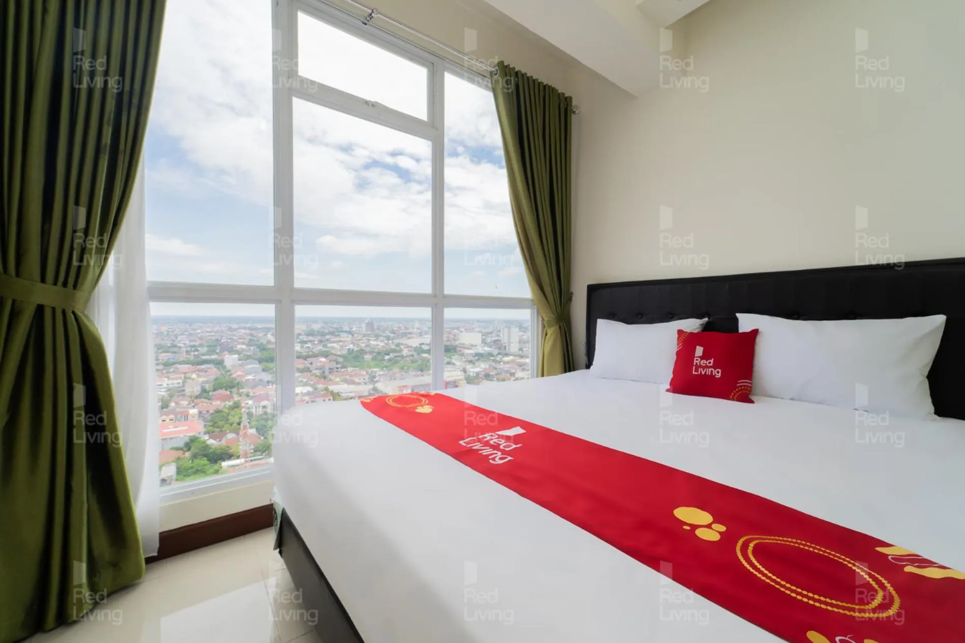 Bedroom, Bed in RedLiving Apartemen Vida View - Vida Connect