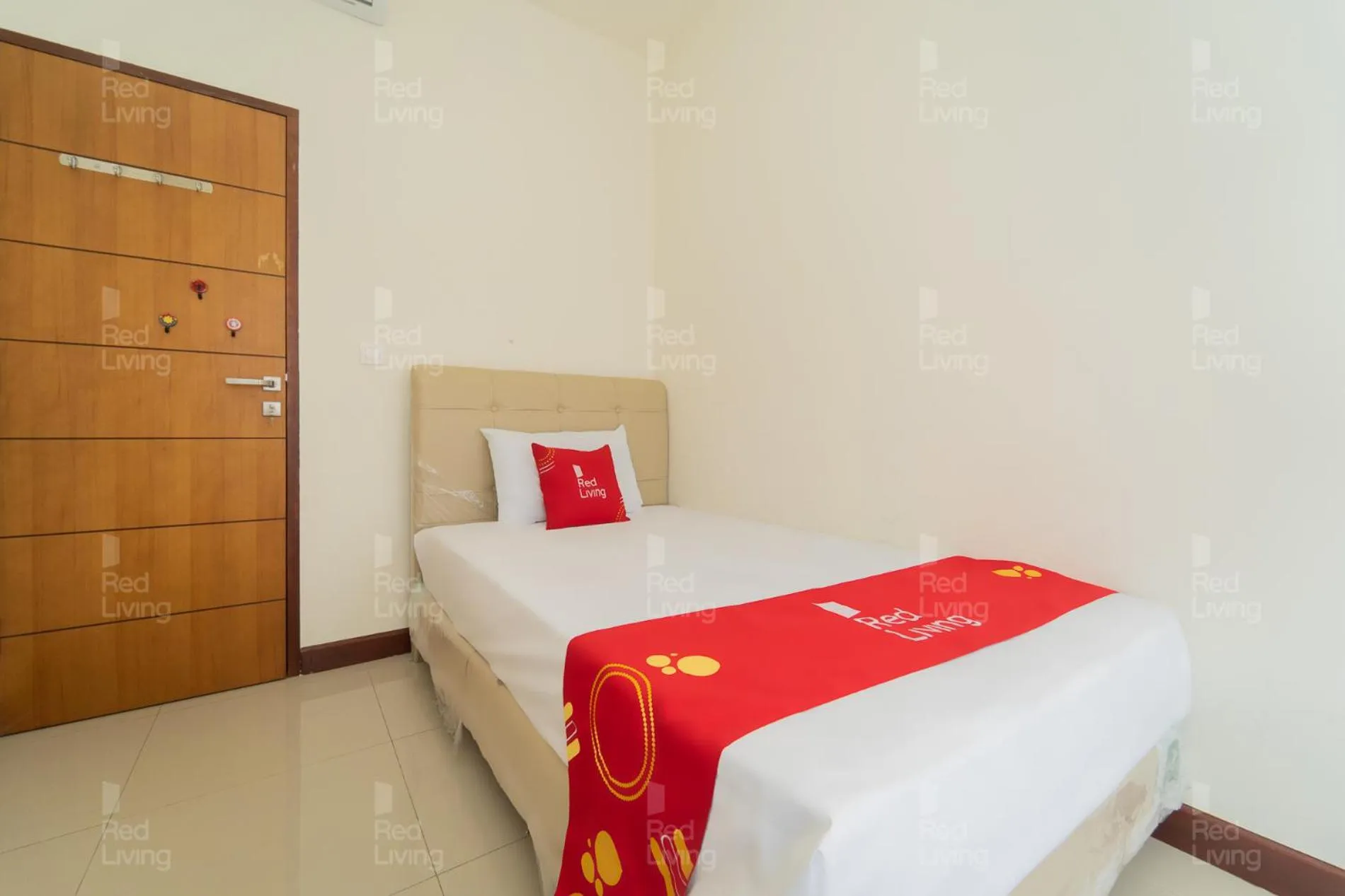 Bedroom, Bed in RedLiving Apartemen Vida View - Vida Connect