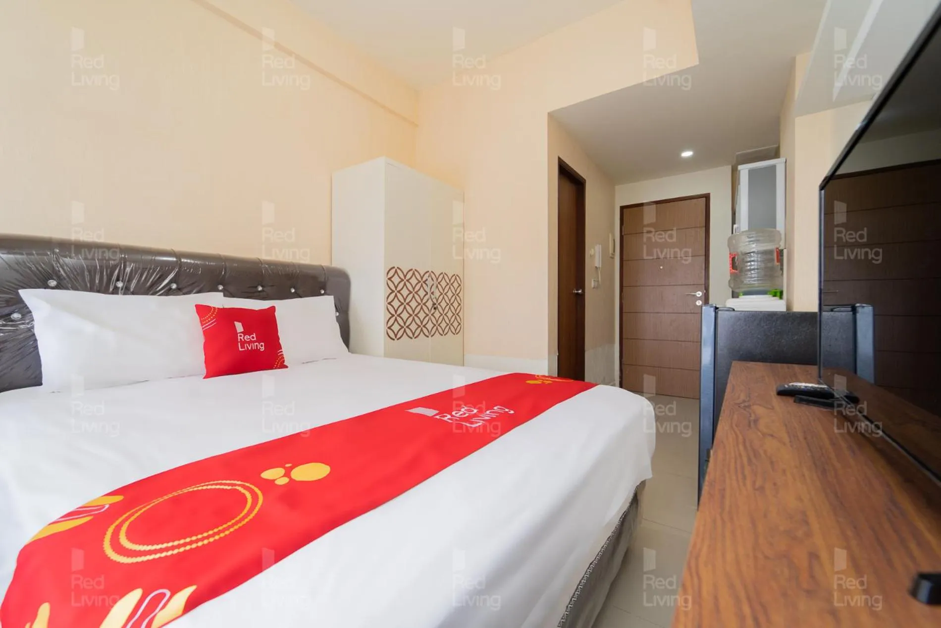 Bedroom, Bed in RedLiving Apartemen Vida View - Vida Connect