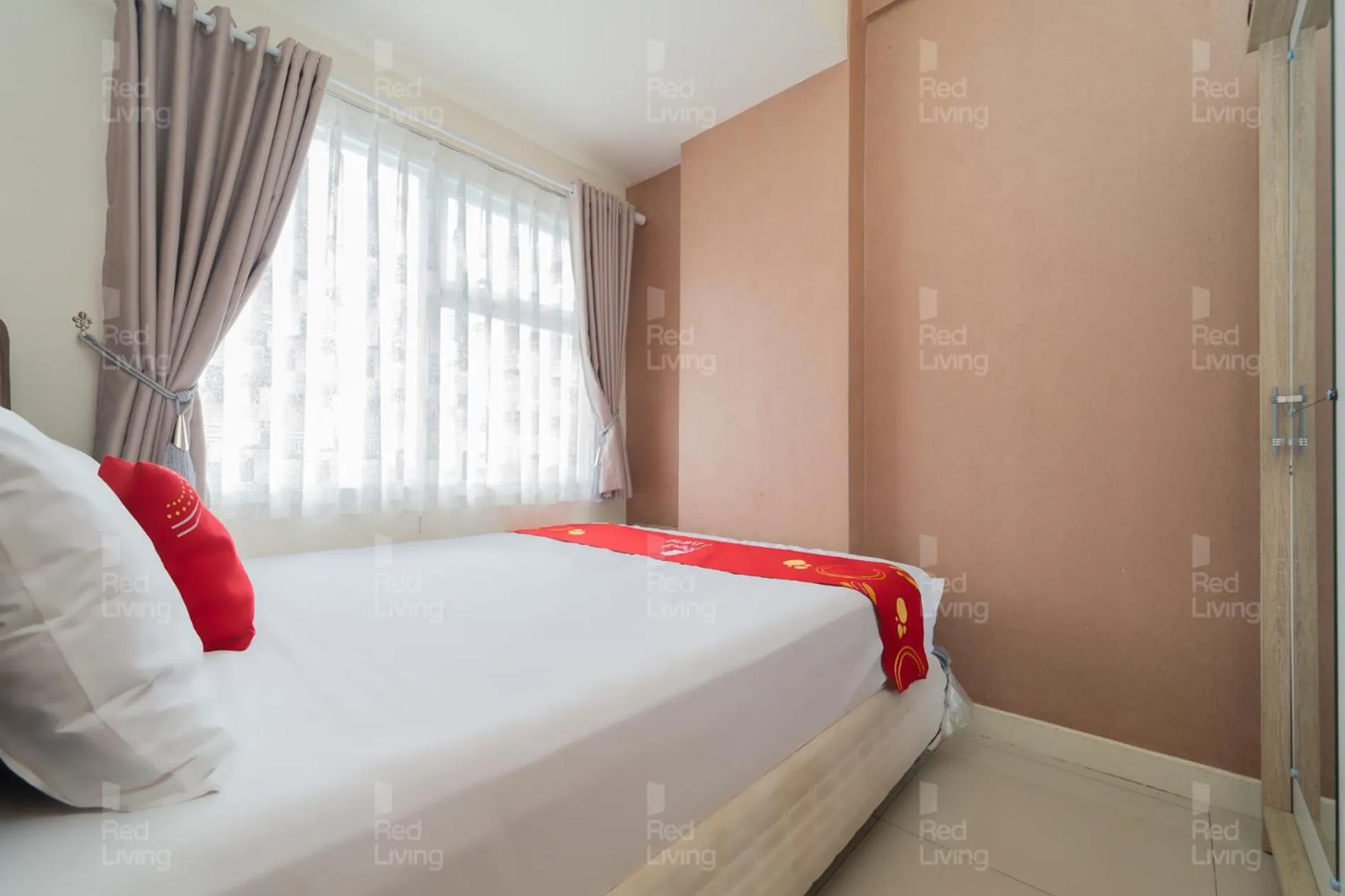Bedroom, Bed in RedLiving Apartemen Vida View - Vida Connect