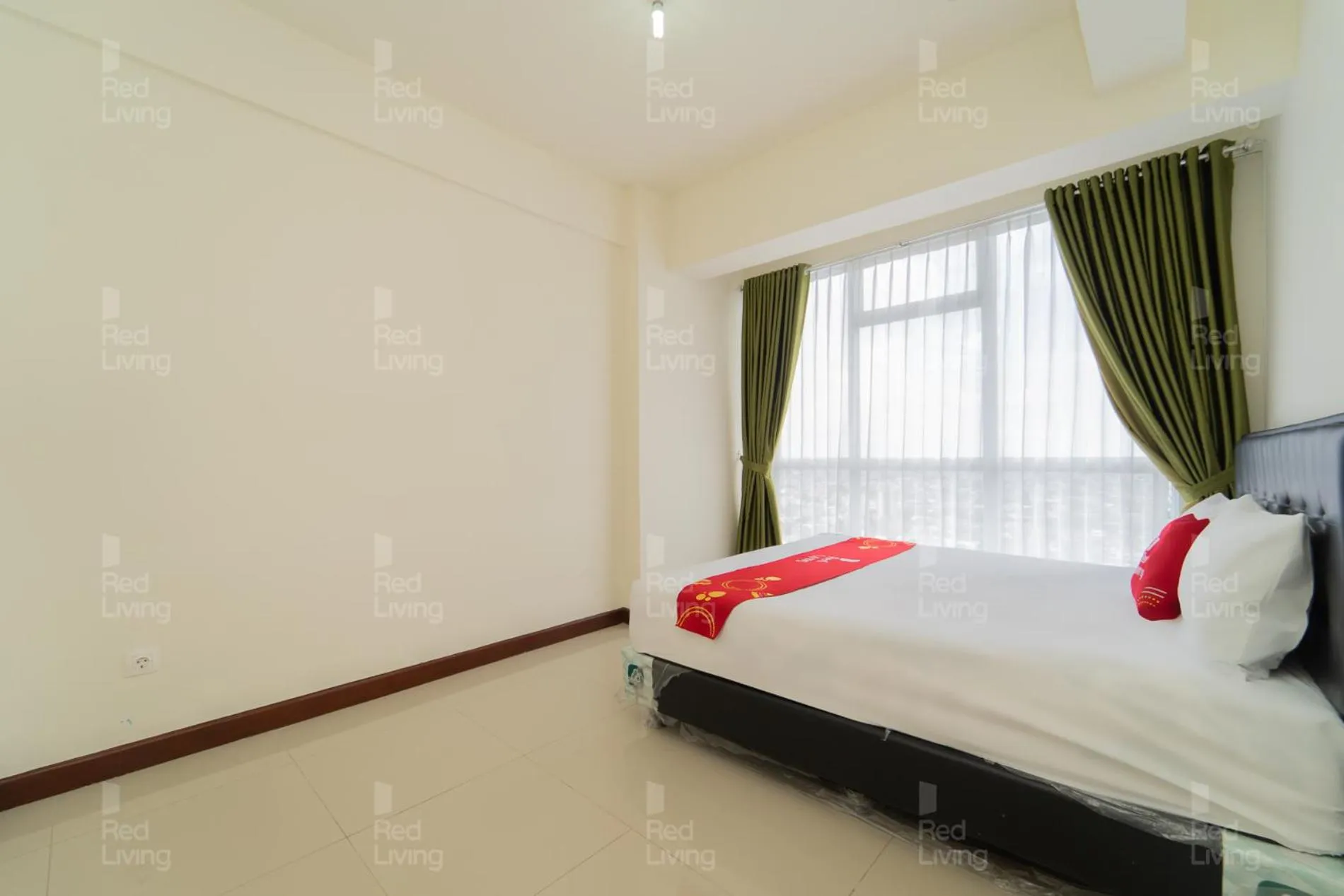 Bedroom, Bed in RedLiving Apartemen Vida View - Vida Connect