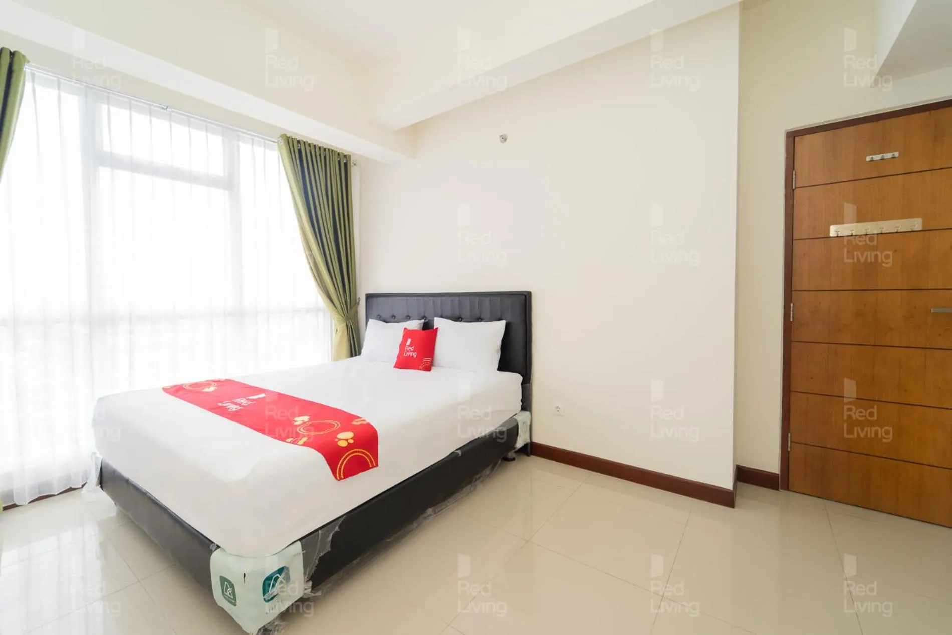 Bedroom, Bed in RedLiving Apartemen Vida View - Vida Connect