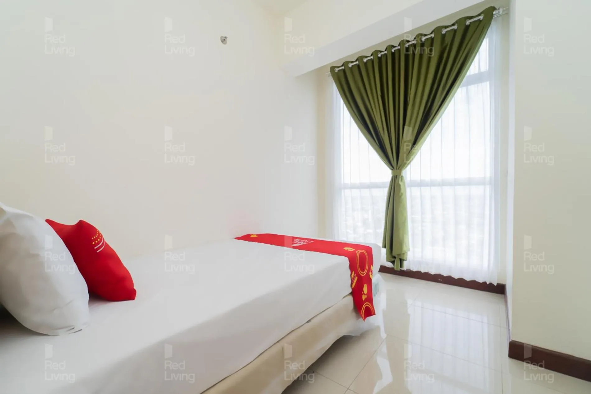 Bedroom, Bed in RedLiving Apartemen Vida View - Vida Connect