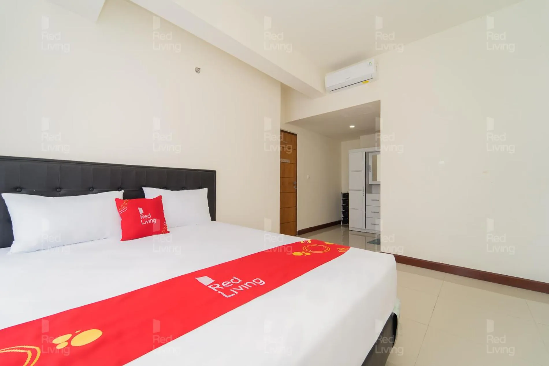 Bedroom, Bed in RedLiving Apartemen Vida View - Vida Connect