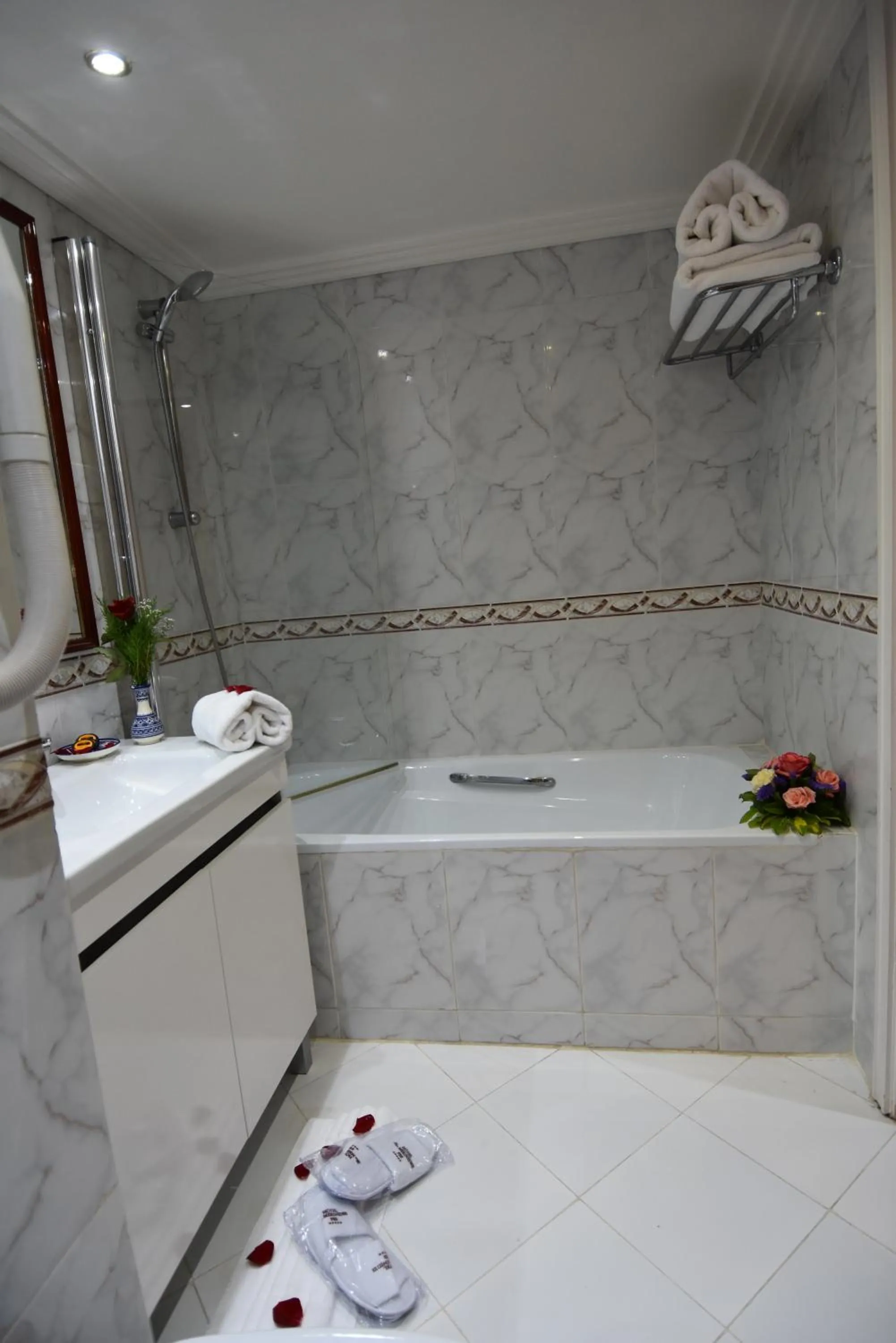 Shower in Les Mérinides