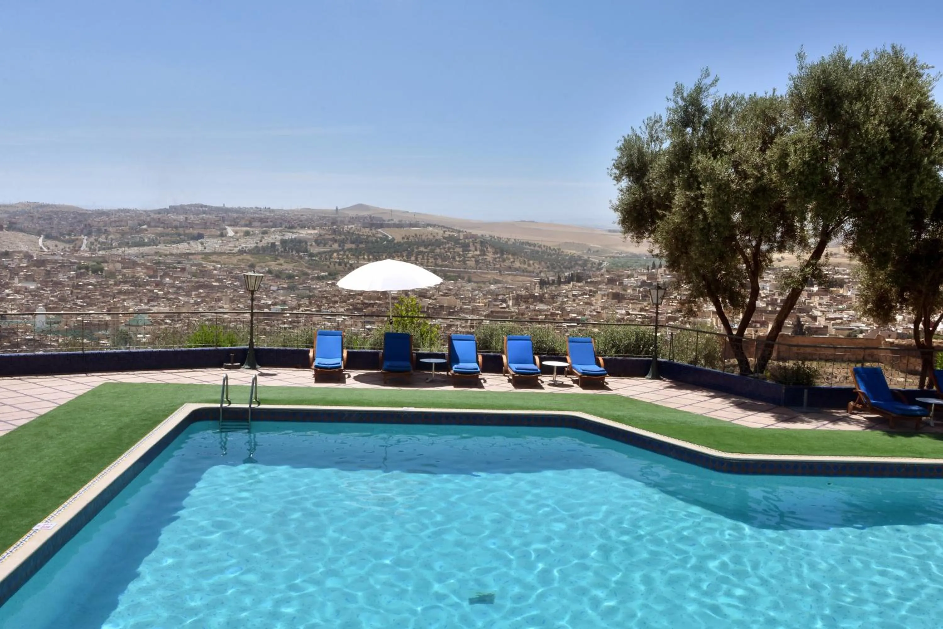Swimming pool in Les Mérinides