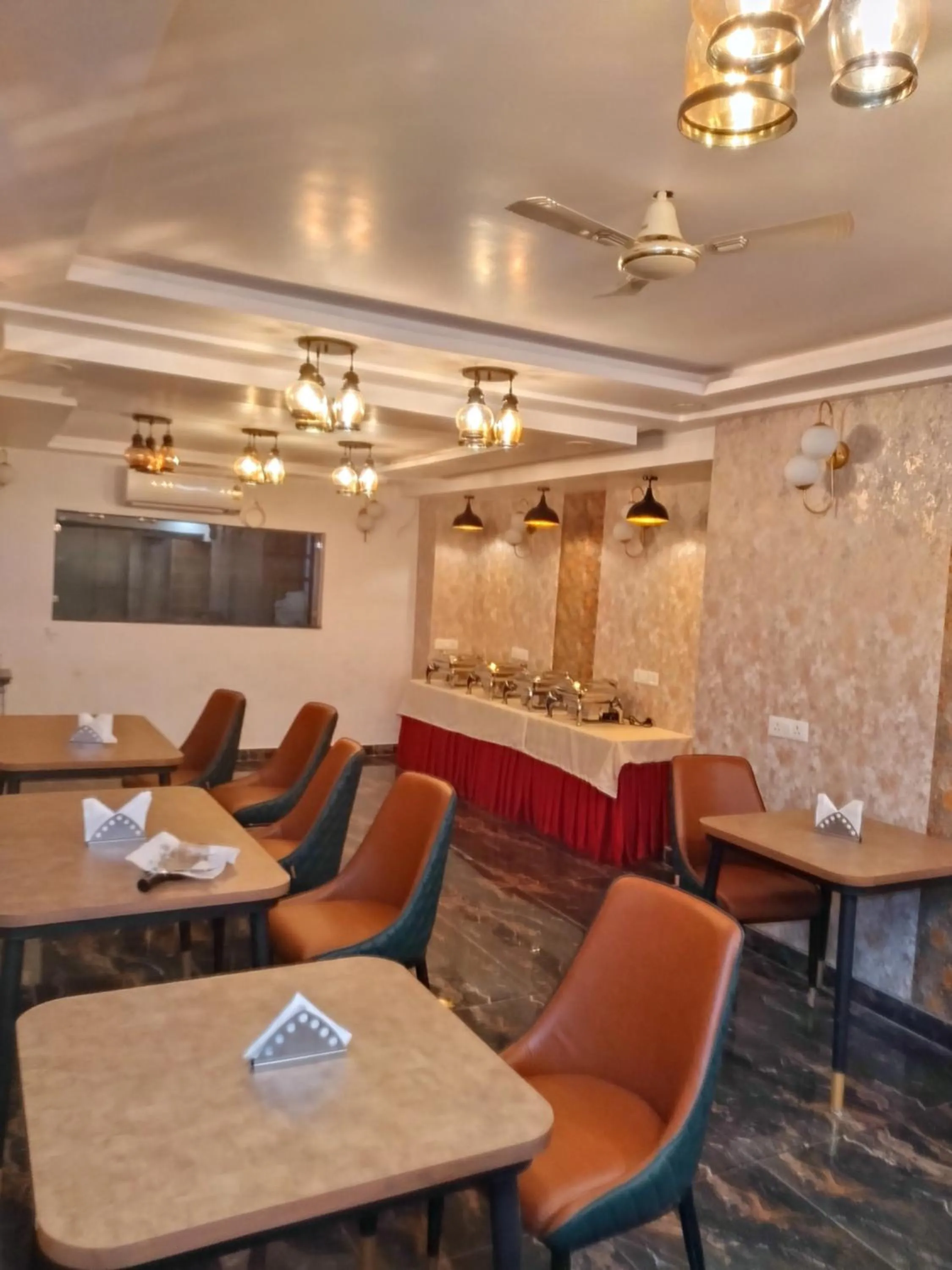 Restaurant/places to eat in Hotel Aman Residency