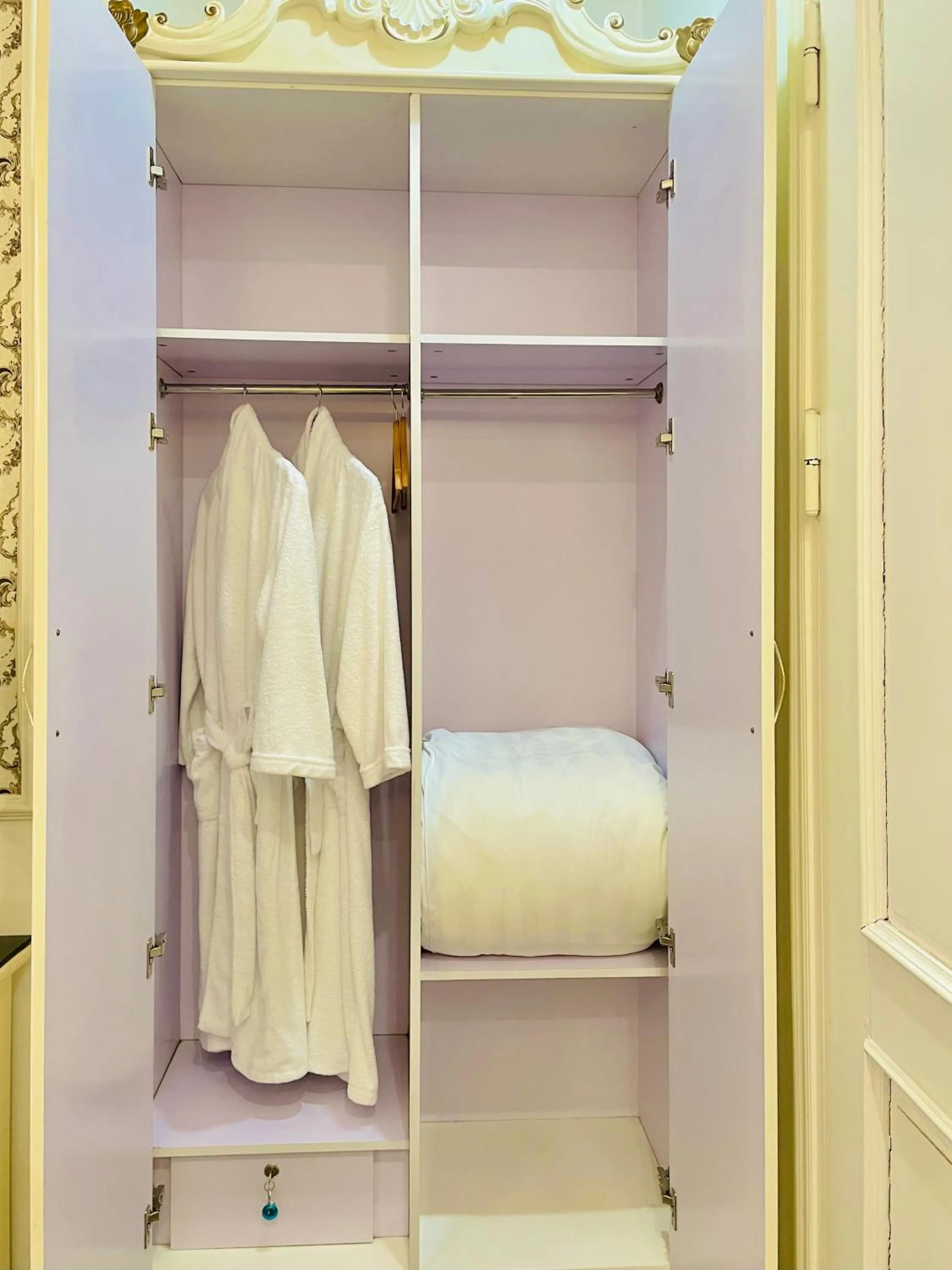 microwave in Diamond Hotel Ha Noi