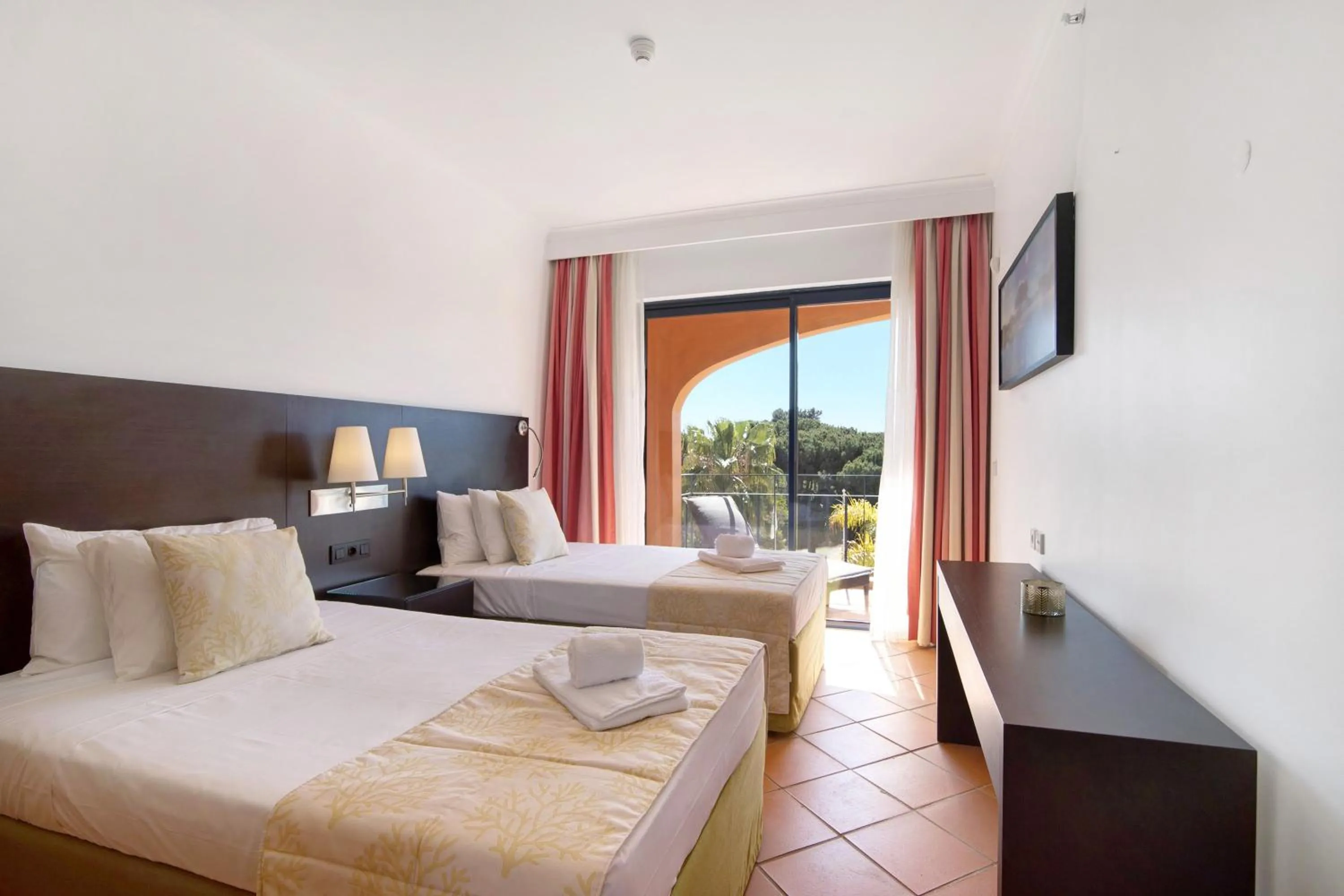 Property building, Bed in Apartamento T2 Vilasol Morgadinho