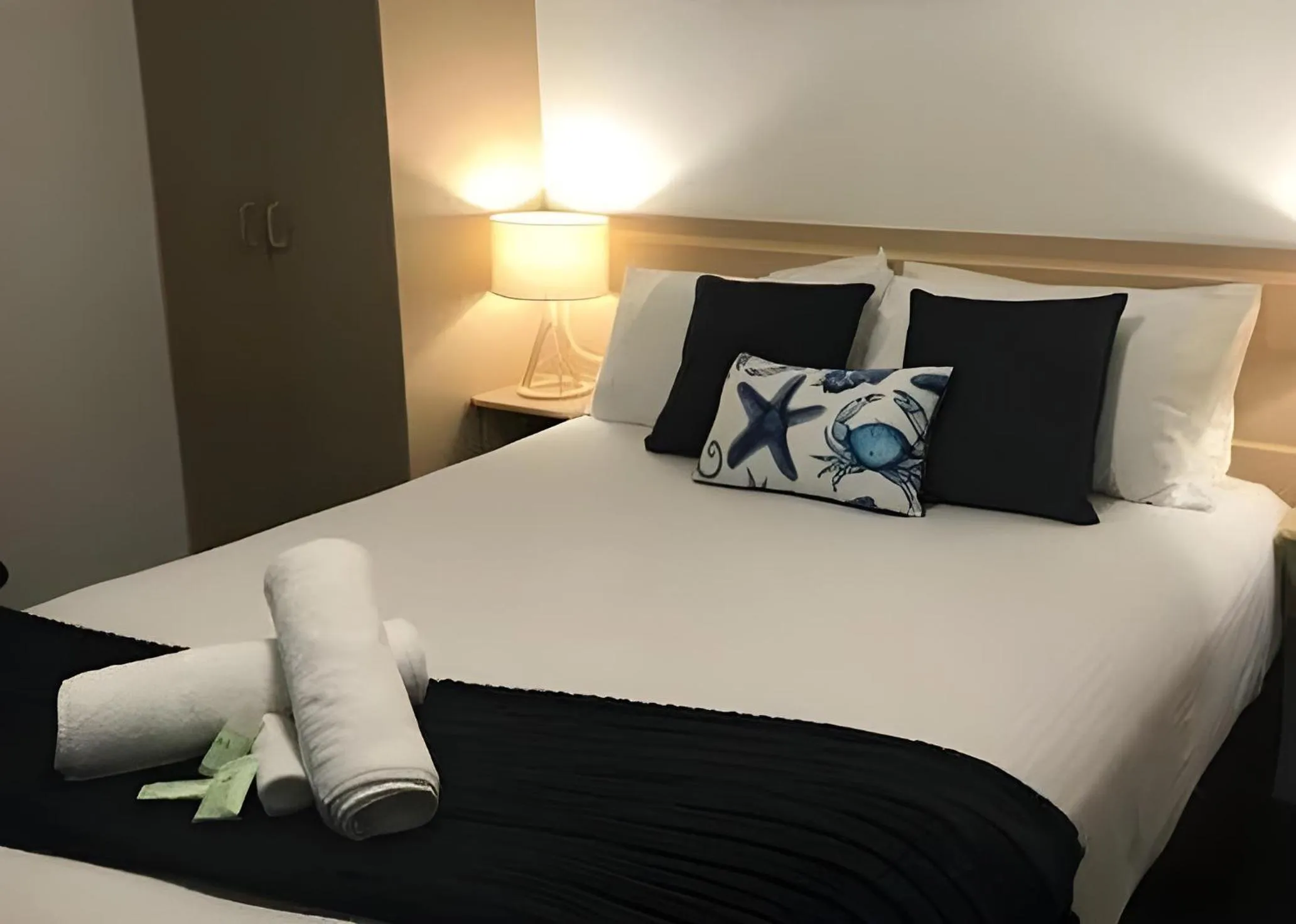 Bed in Abu Dhabi Centre - Unique Room