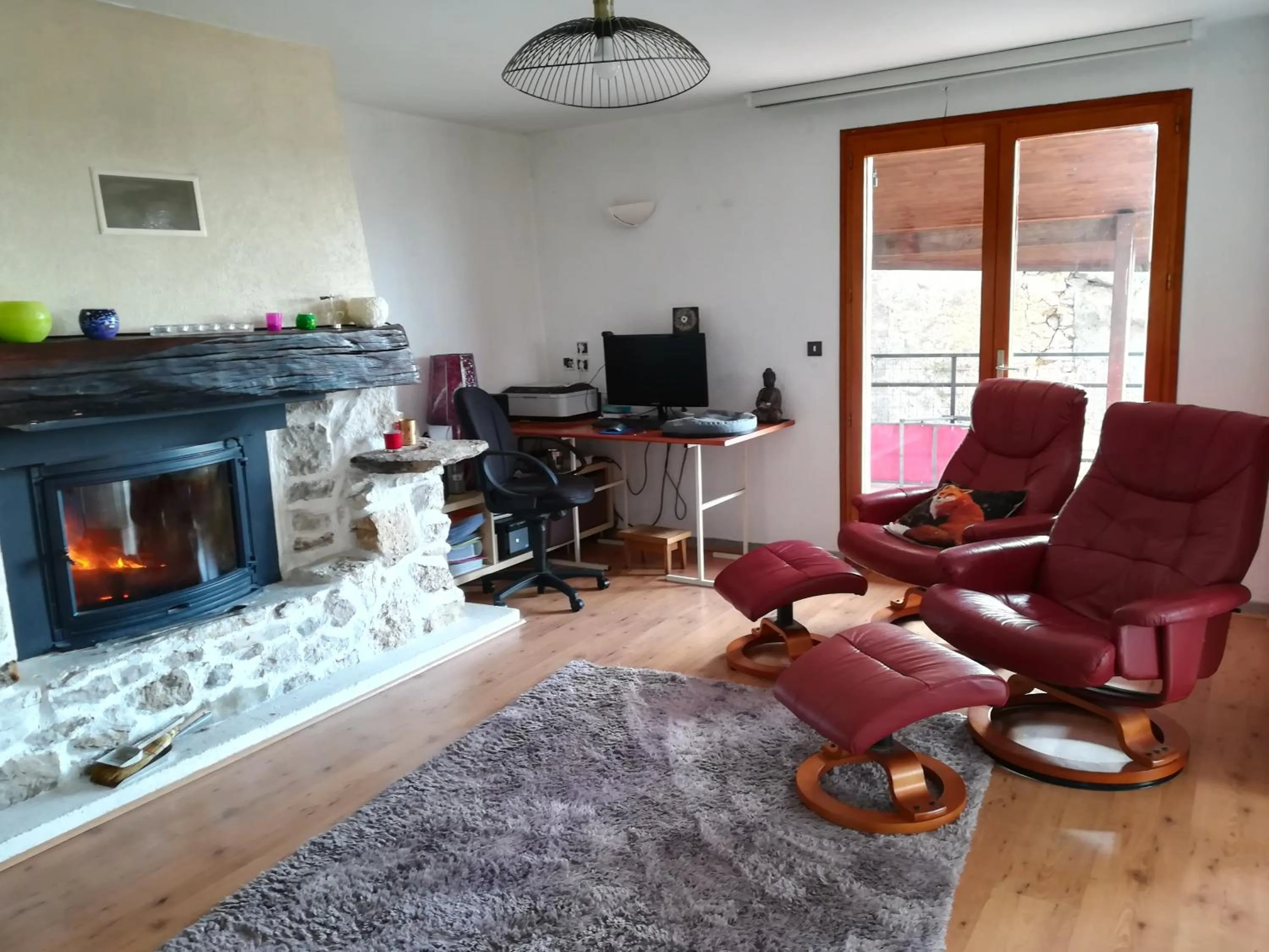 Communal lounge/ TV room in Maison au calme