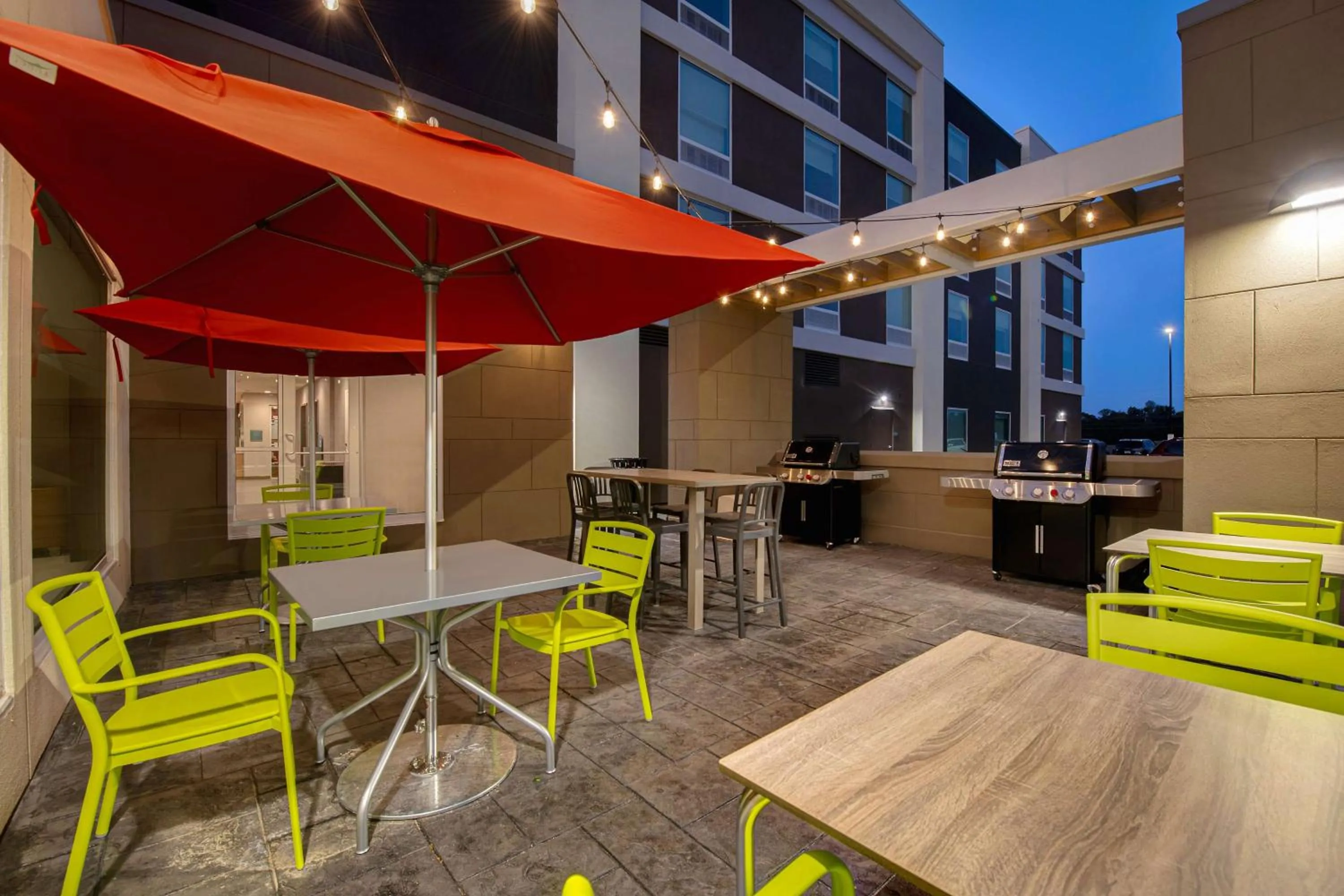 Dining area in Home2 Suites By Hilton Fayetteville North