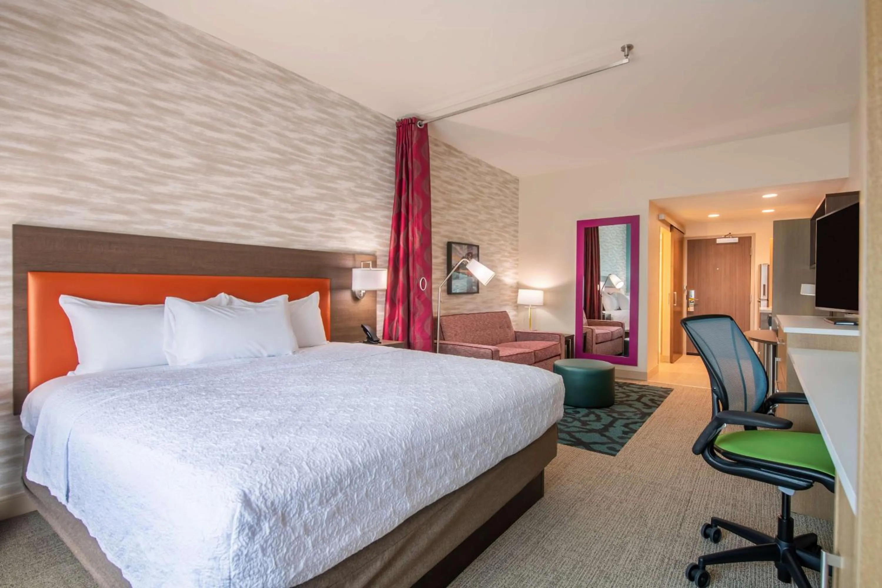 Living room, Bed in Home2 Suites By Hilton Kingsland