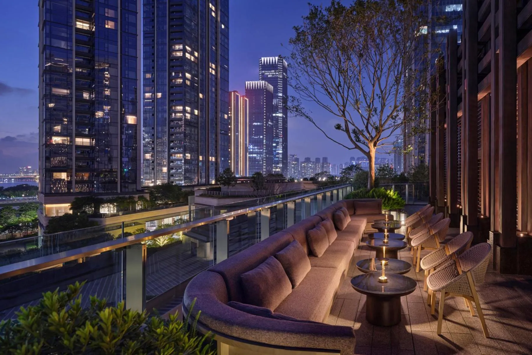 Lounge or bar in Conrad Shenzhen, the first art museum hotel in Greater Bay Area with the stunning bay and sunset view in the hotel terrace