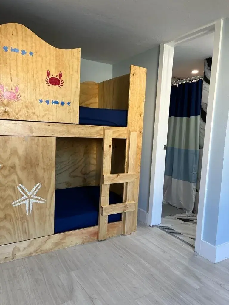 Single Bed in 4-Bed Dormitory Room in Blue Little Havana Single Bed in 4-Bed Dormitory Room in Blue Little Havana