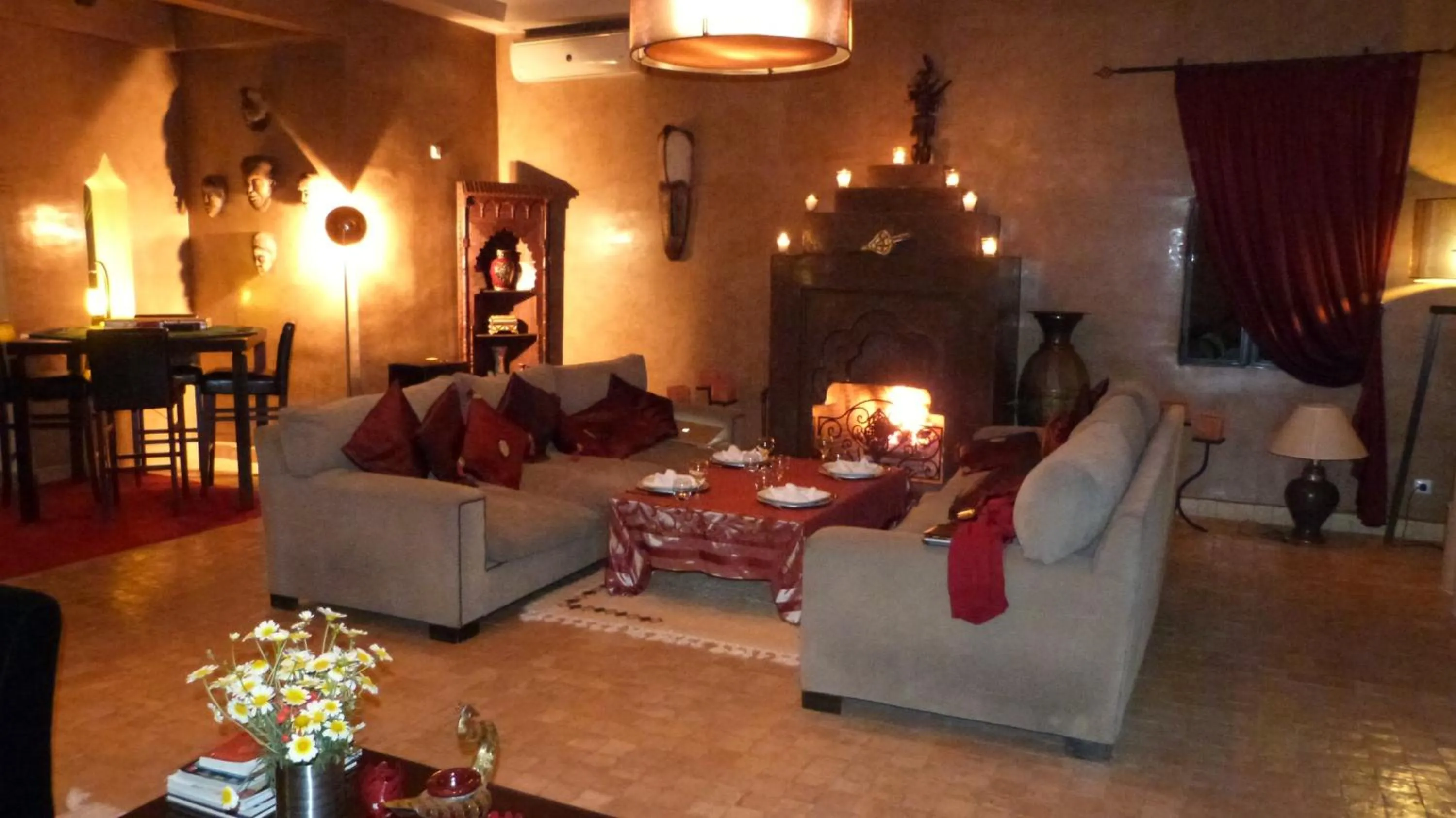 Lounge or bar in Riad Al Mendili Private Resort & Spa